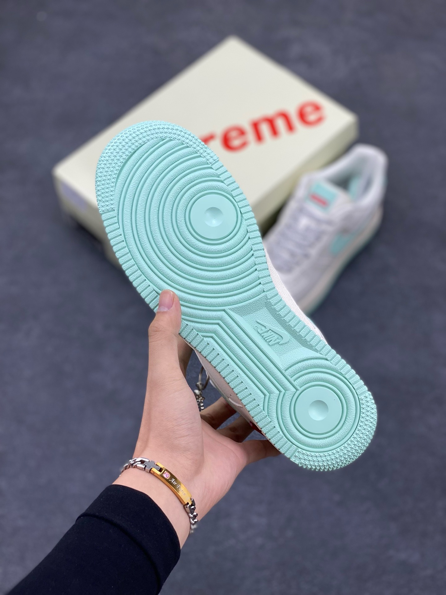 图片[5]-福利特价 NIke Air Force 1 \’07 Low “Supreme联名–青春绿”空军一号 低帮 运动鞋 休闲鞋 折边针车 工艺难度大 原楦头原纸板 原装鞋盒 定制五金配件 内置全掌气垫 原厂鞋底 货号：HD1968-023 尺码：36 36.5 37.5 38 38.5 39 40 40.5 41 42 42.5 43 44 44.5 45-选品中心