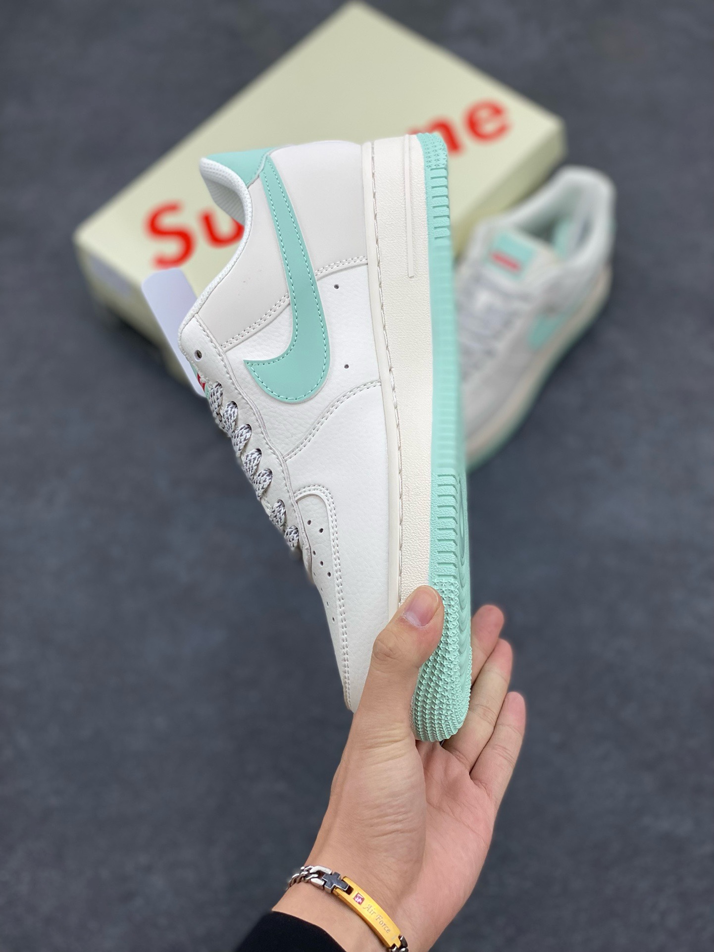 图片[3]-福利特价 NIke Air Force 1 \’07 Low “Supreme联名–青春绿”空军一号 低帮 运动鞋 休闲鞋 折边针车 工艺难度大 原楦头原纸板 原装鞋盒 定制五金配件 内置全掌气垫 原厂鞋底 货号：HD1968-023 尺码：36 36.5 37.5 38 38.5 39 40 40.5 41 42 42.5 43 44 44.5 45-选品中心