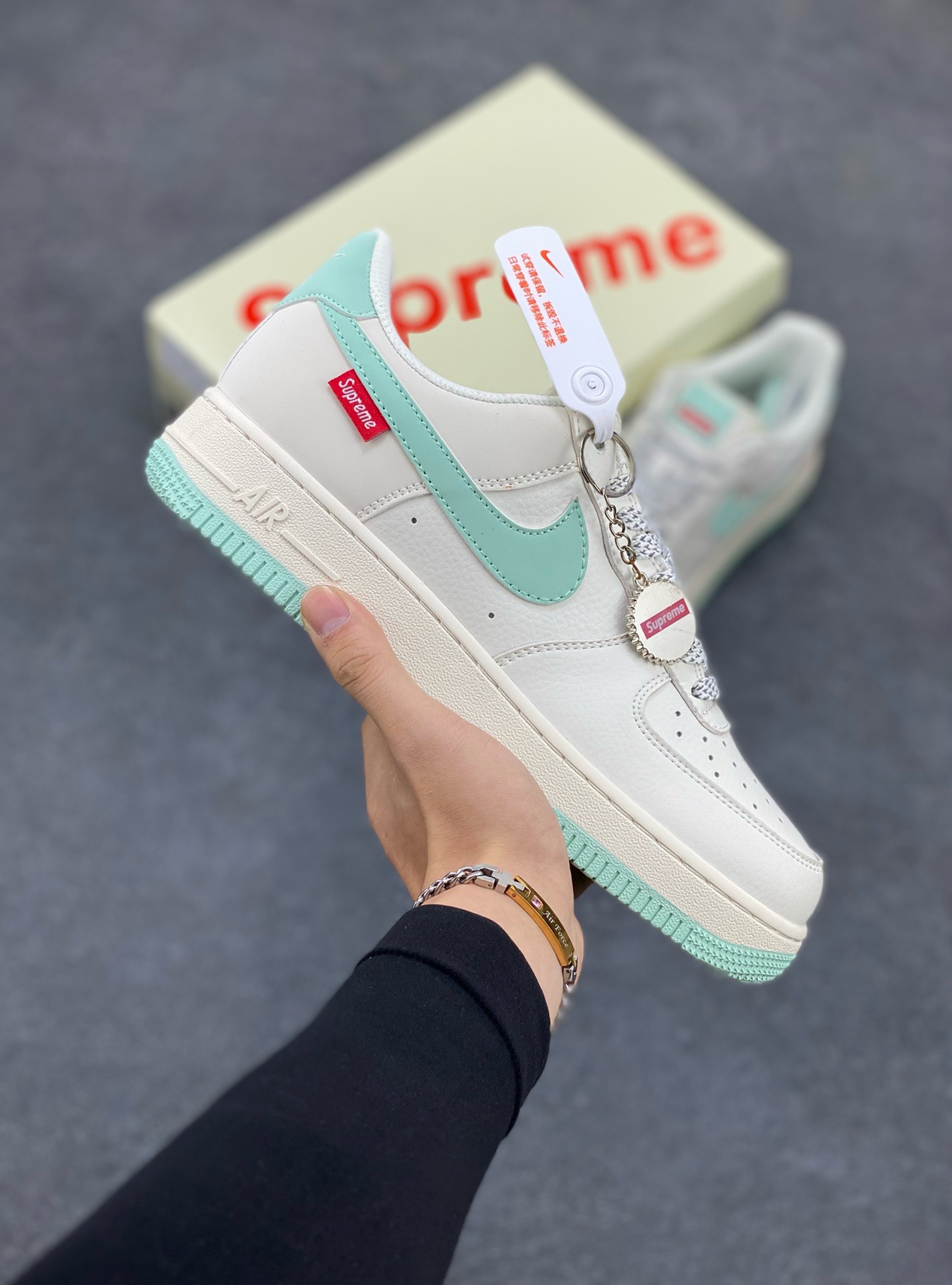 福利特价 NIke Air Force 1 \'07 Low “Supreme联名--青春绿”空军一号 低帮 运动鞋 休闲鞋 折边针车 工艺难度大 原楦头原纸板 原装鞋盒 定制五金配件 内置全掌气垫 原厂鞋底 货号：HD1968-023 尺码：36 36.5 37.5 38 38.5 39 40 40.5 41 42 42.5 43 44 44.5 45-选品中心