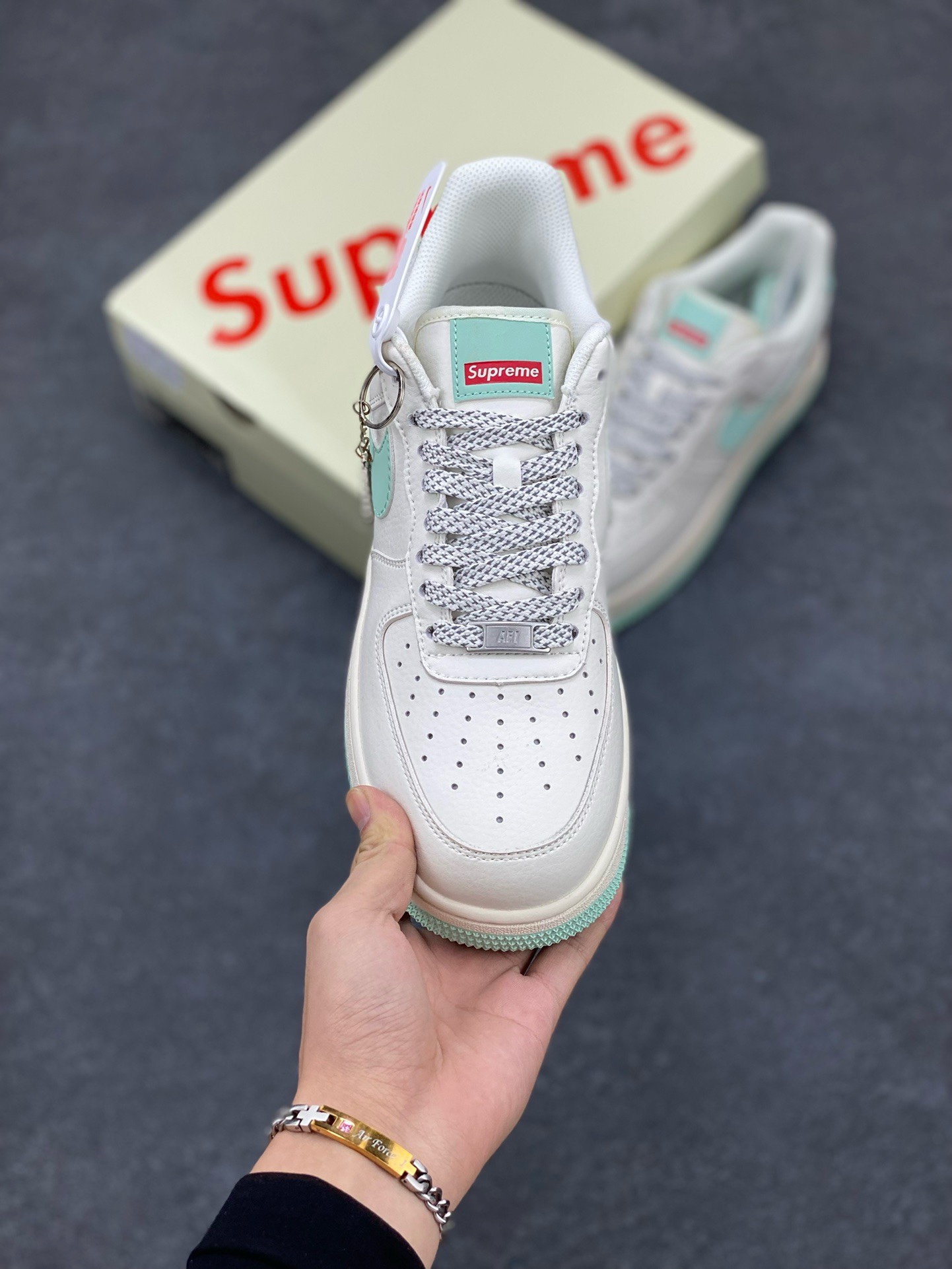 图片[2]-福利特价 NIke Air Force 1 \’07 Low “Supreme联名–青春绿”空军一号 低帮 运动鞋 休闲鞋 折边针车 工艺难度大 原楦头原纸板 原装鞋盒 定制五金配件 内置全掌气垫 原厂鞋底 货号：HD1968-023 尺码：36 36.5 37.5 38 38.5 39 40 40.5 41 42 42.5 43 44 44.5 45-选品中心