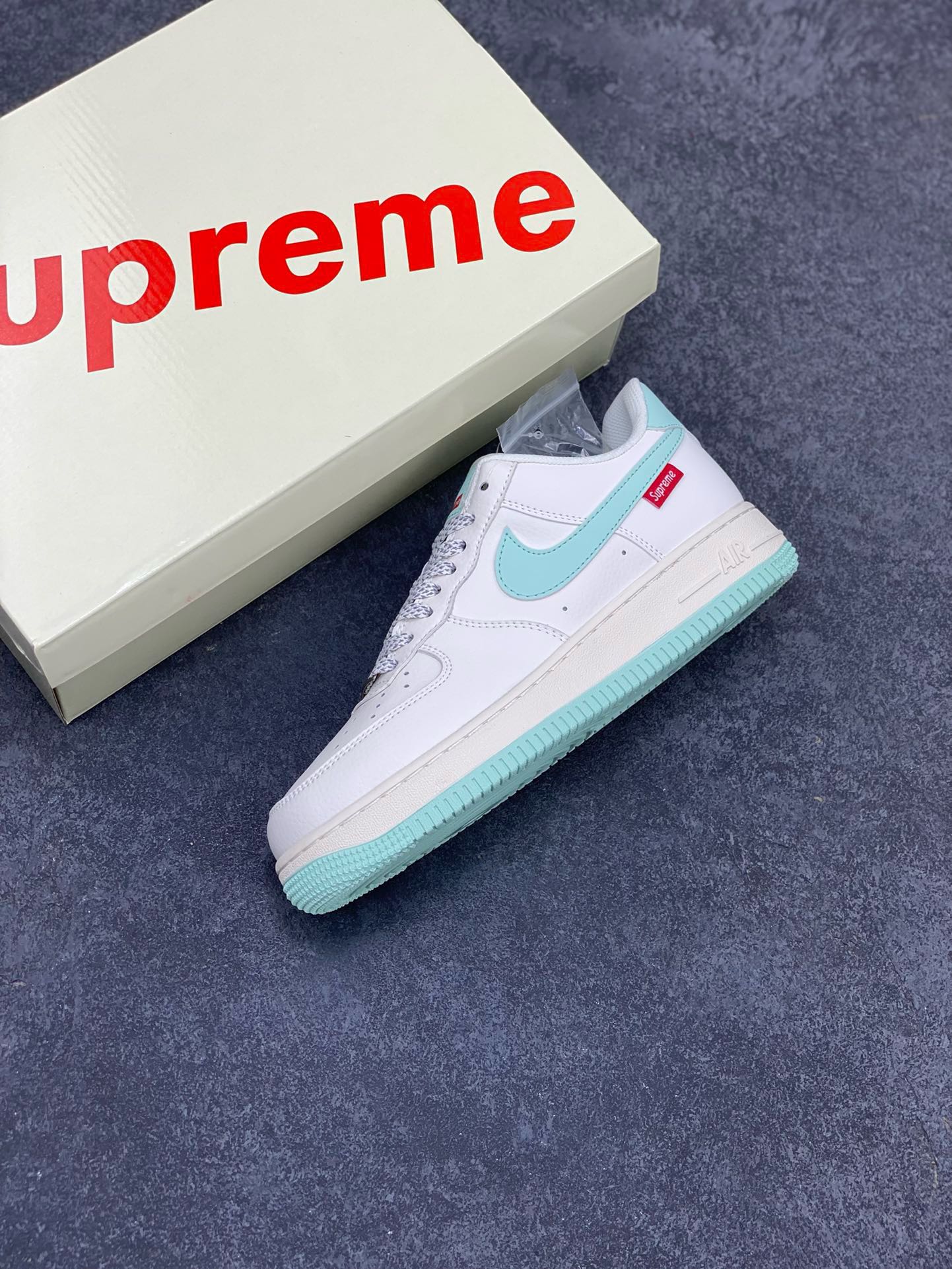 图片[7]-福利特价 NIke Air Force 1 \’07 Low “Supreme联名–青春绿”空军一号 低帮 运动鞋 休闲鞋 折边针车 工艺难度大 原楦头原纸板 原装鞋盒 定制五金配件 内置全掌气垫 原厂鞋底 货号：HD1968-023 尺码：36 36.5 37.5 38 38.5 39 40 40.5 41 42 42.5 43 44 44.5 45-选品中心