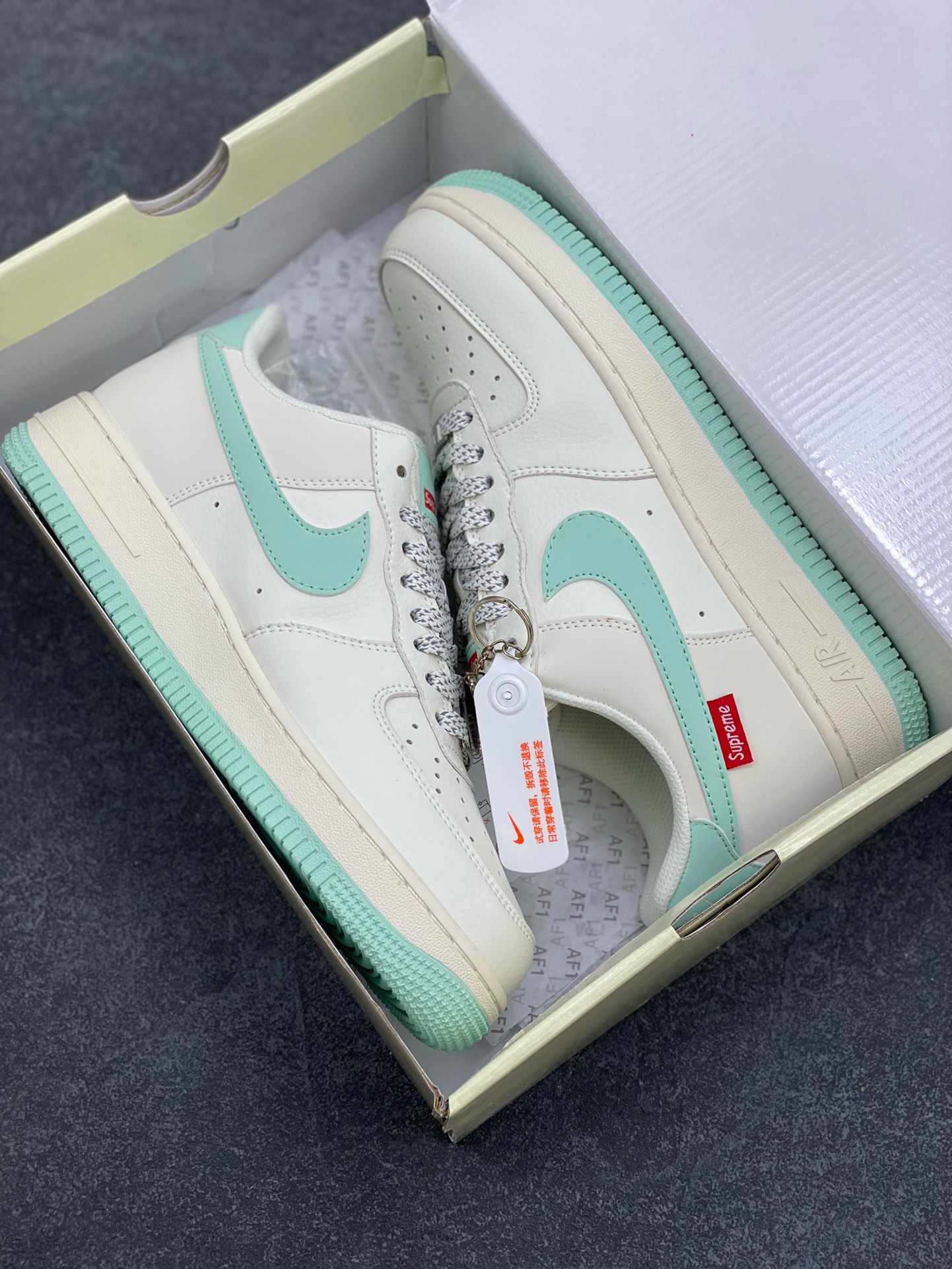 图片[9]-福利特价 NIke Air Force 1 \’07 Low “Supreme联名–青春绿”空军一号 低帮 运动鞋 休闲鞋 折边针车 工艺难度大 原楦头原纸板 原装鞋盒 定制五金配件 内置全掌气垫 原厂鞋底 货号：HD1968-023 尺码：36 36.5 37.5 38 38.5 39 40 40.5 41 42 42.5 43 44 44.5 45-选品中心