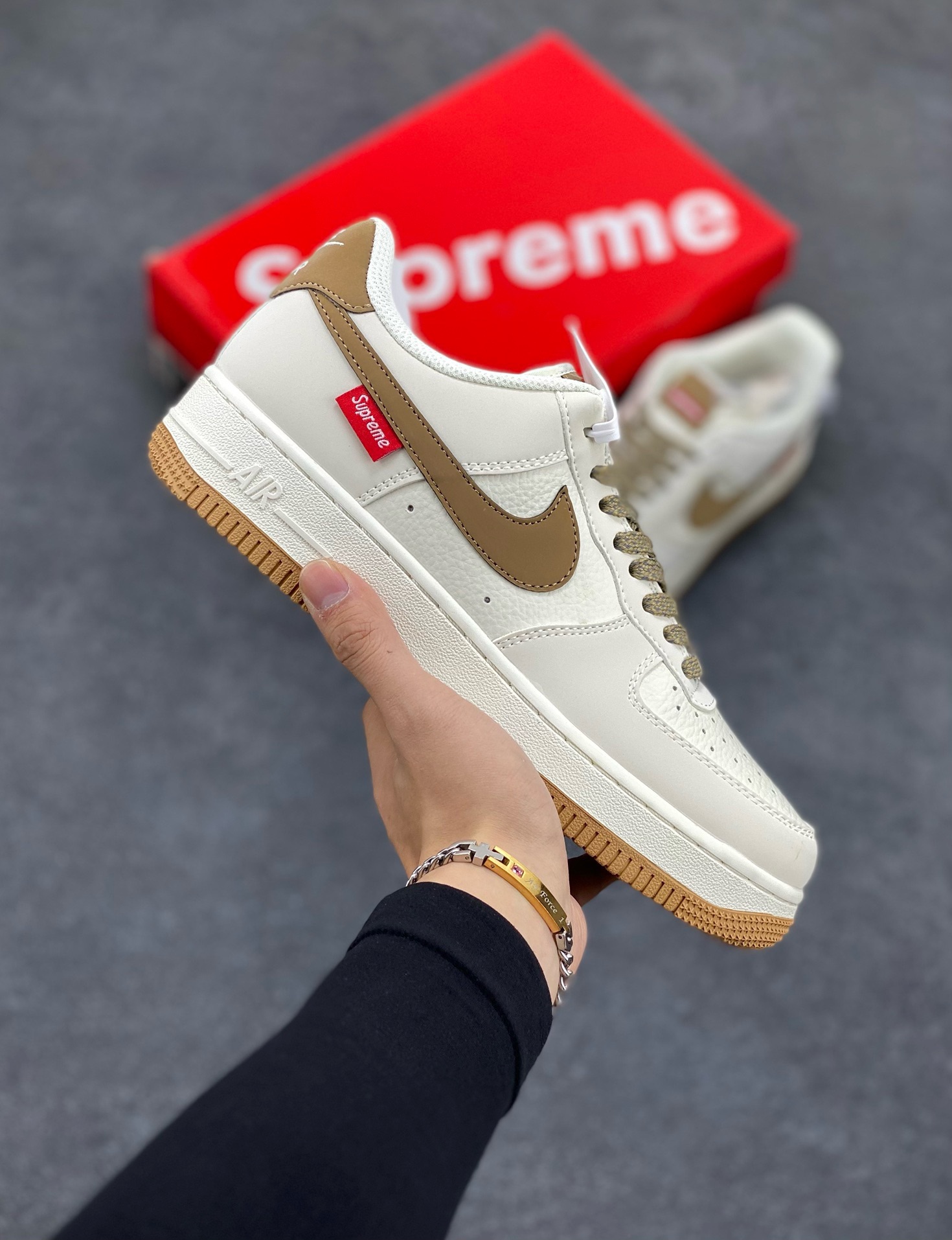 福利特价 NIke Air Force 1 \’07 Low “Supreme滑板系列–咖啡棕” 空军一号 低帮 运动鞋 休闲鞋 折边针车 工艺难度大 原楦头原纸板 原装鞋盒 定制五金配件 内置全掌气垫 原厂鞋底 美国街头滑板鞋潮牌，红底白色的独特LOGO使Supreme引领潮流，鞋底中部加入了脚感柔软舒适ZoomAir气垫(附带Supreme专属定制1：25铝合金红色滑板车一枚) 货号：HD1968-019 尺码：36 36.5 37.5 38 38.5 39 40 40.5 41 42 42.5 43 44 44.5 45-选品中心