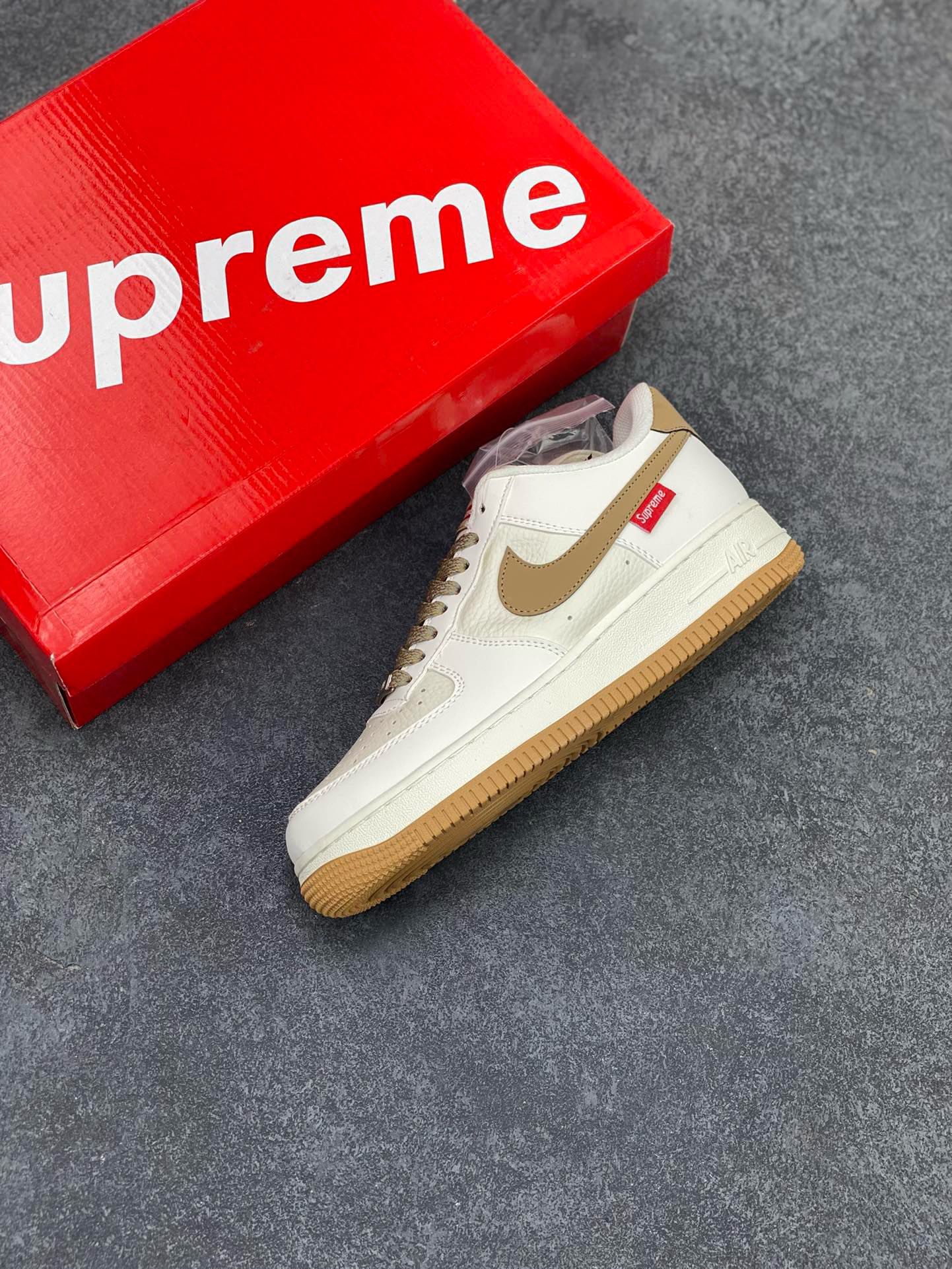图片[7]-福利特价 NIke Air Force 1 \’07 Low “Supreme滑板系列–咖啡棕” 空军一号 低帮 运动鞋 休闲鞋 折边针车 工艺难度大 原楦头原纸板 原装鞋盒 定制五金配件 内置全掌气垫 原厂鞋底 美国街头滑板鞋潮牌，红底白色的独特LOGO使Supreme引领潮流，鞋底中部加入了脚感柔软舒适ZoomAir气垫(附带Supreme专属定制1：25铝合金红色滑板车一枚) 货号：HD1968-019 尺码：36 36.5 37.5 38 38.5 39 40 40.5 41 42 42.5 43 44 44.5 45-选品中心