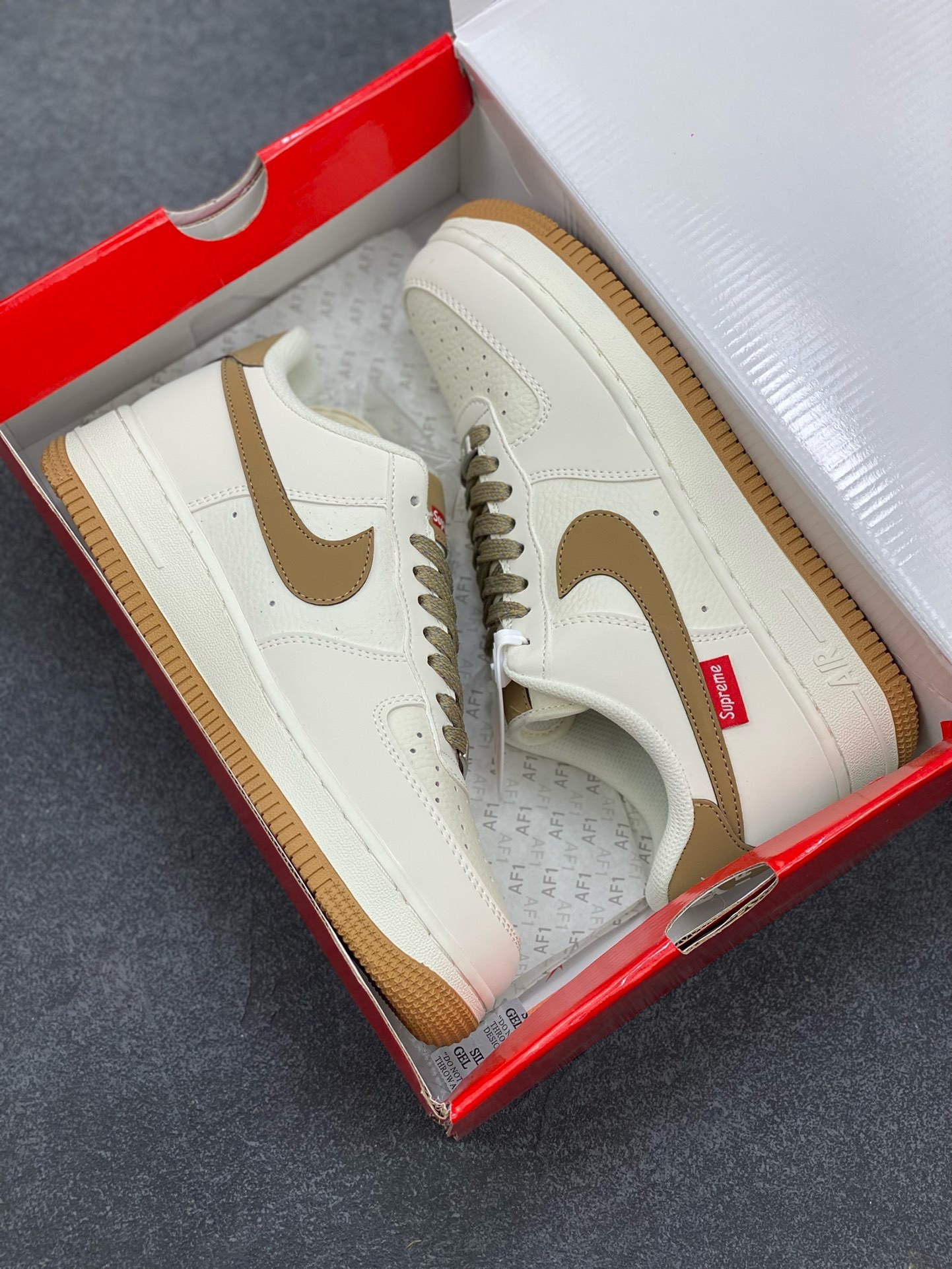 图片[9]-福利特价 NIke Air Force 1 \’07 Low “Supreme滑板系列–咖啡棕” 空军一号 低帮 运动鞋 休闲鞋 折边针车 工艺难度大 原楦头原纸板 原装鞋盒 定制五金配件 内置全掌气垫 原厂鞋底 美国街头滑板鞋潮牌，红底白色的独特LOGO使Supreme引领潮流，鞋底中部加入了脚感柔软舒适ZoomAir气垫(附带Supreme专属定制1：25铝合金红色滑板车一枚) 货号：HD1968-019 尺码：36 36.5 37.5 38 38.5 39 40 40.5 41 42 42.5 43 44 44.5 45-选品中心