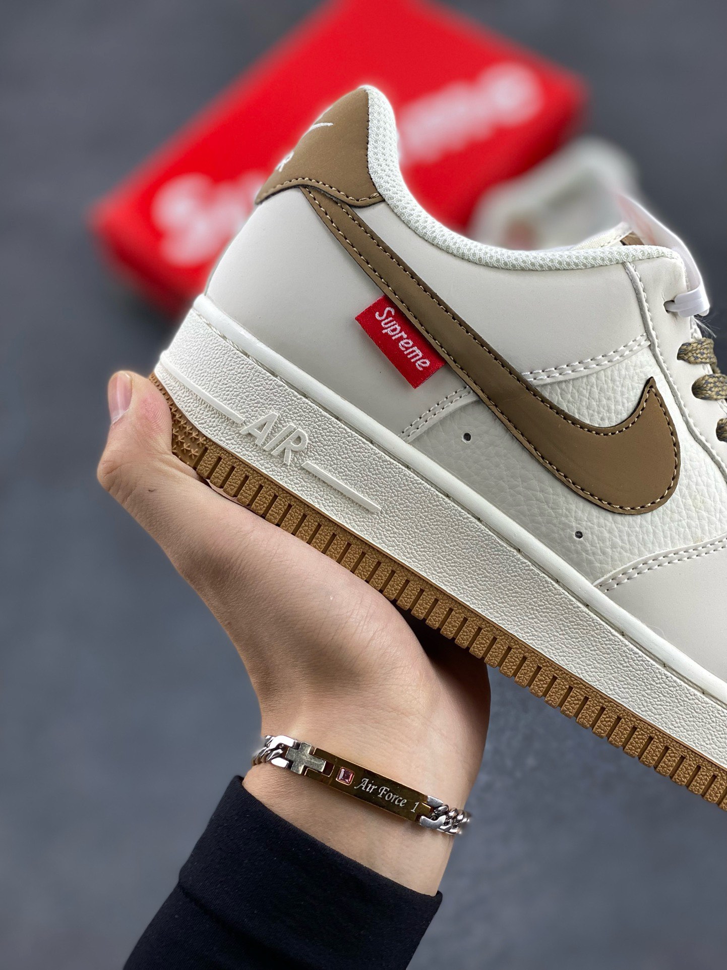 图片[6]-福利特价 NIke Air Force 1 \’07 Low “Supreme滑板系列–咖啡棕” 空军一号 低帮 运动鞋 休闲鞋 折边针车 工艺难度大 原楦头原纸板 原装鞋盒 定制五金配件 内置全掌气垫 原厂鞋底 美国街头滑板鞋潮牌，红底白色的独特LOGO使Supreme引领潮流，鞋底中部加入了脚感柔软舒适ZoomAir气垫(附带Supreme专属定制1：25铝合金红色滑板车一枚) 货号：HD1968-019 尺码：36 36.5 37.5 38 38.5 39 40 40.5 41 42 42.5 43 44 44.5 45-选品中心