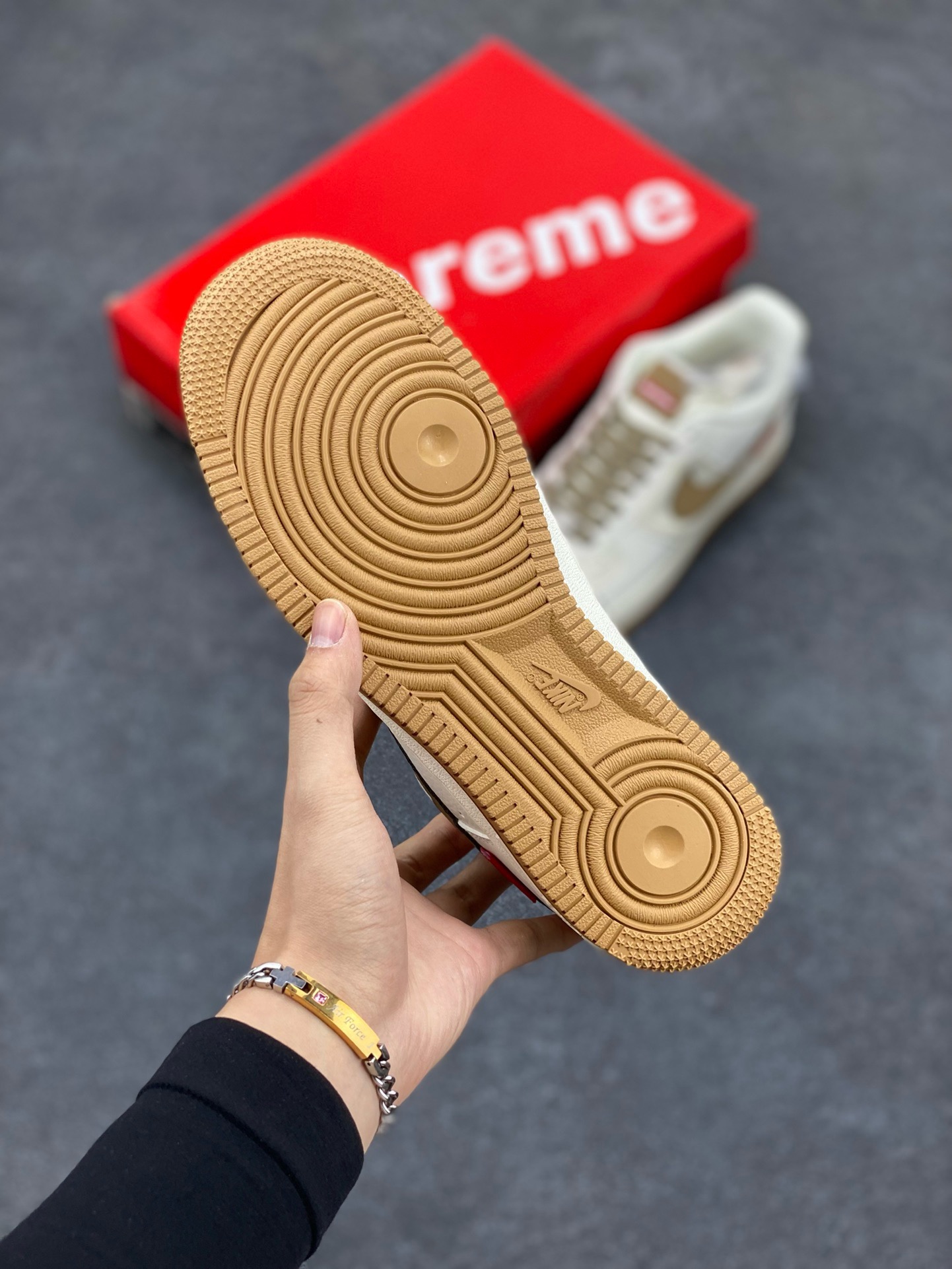 图片[5]-福利特价 NIke Air Force 1 \’07 Low “Supreme滑板系列–咖啡棕” 空军一号 低帮 运动鞋 休闲鞋 折边针车 工艺难度大 原楦头原纸板 原装鞋盒 定制五金配件 内置全掌气垫 原厂鞋底 美国街头滑板鞋潮牌，红底白色的独特LOGO使Supreme引领潮流，鞋底中部加入了脚感柔软舒适ZoomAir气垫(附带Supreme专属定制1：25铝合金红色滑板车一枚) 货号：HD1968-019 尺码：36 36.5 37.5 38 38.5 39 40 40.5 41 42 42.5 43 44 44.5 45-选品中心