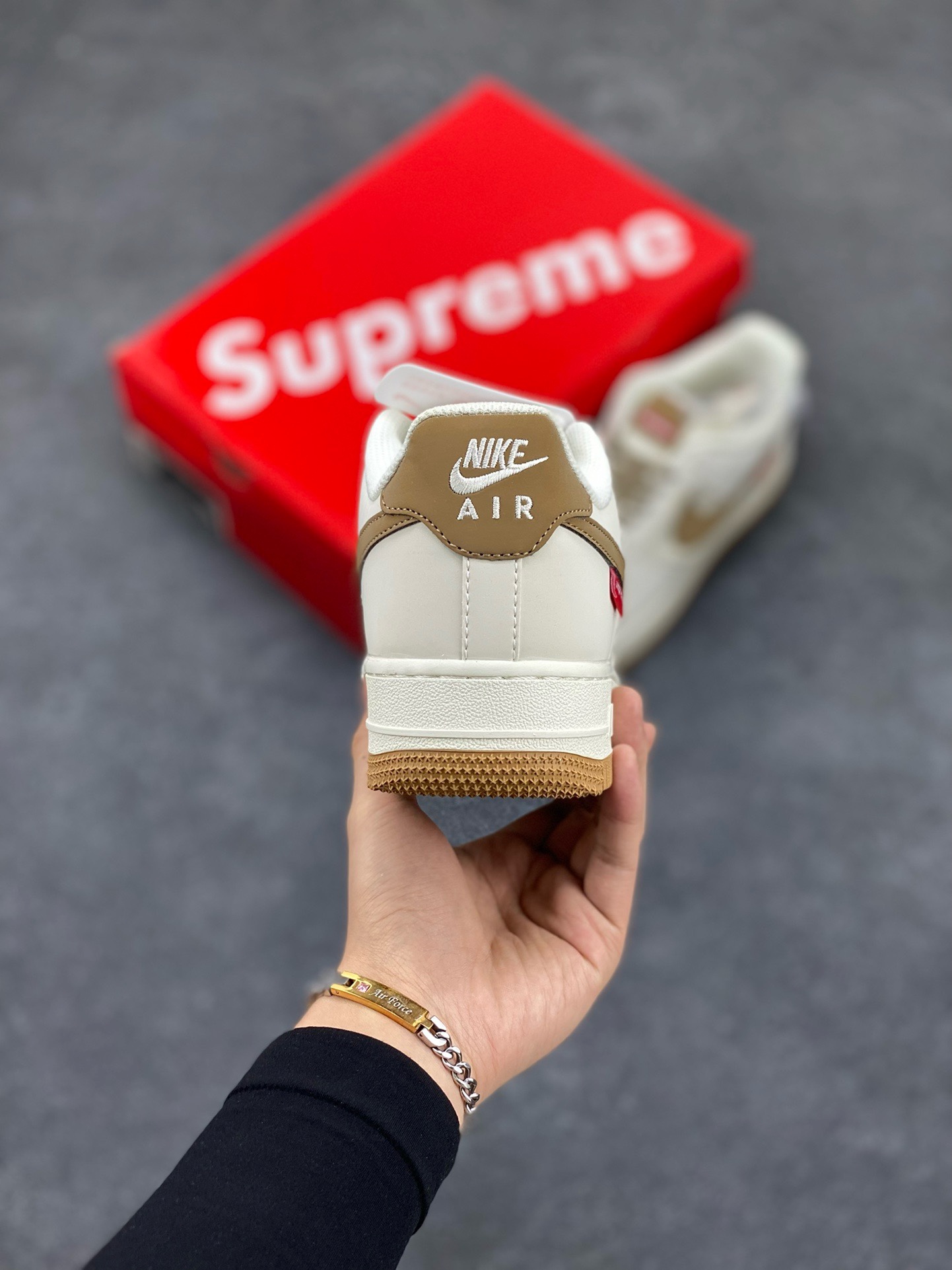 图片[4]-福利特价 NIke Air Force 1 \’07 Low “Supreme滑板系列–咖啡棕” 空军一号 低帮 运动鞋 休闲鞋 折边针车 工艺难度大 原楦头原纸板 原装鞋盒 定制五金配件 内置全掌气垫 原厂鞋底 美国街头滑板鞋潮牌，红底白色的独特LOGO使Supreme引领潮流，鞋底中部加入了脚感柔软舒适ZoomAir气垫(附带Supreme专属定制1：25铝合金红色滑板车一枚) 货号：HD1968-019 尺码：36 36.5 37.5 38 38.5 39 40 40.5 41 42 42.5 43 44 44.5 45-选品中心