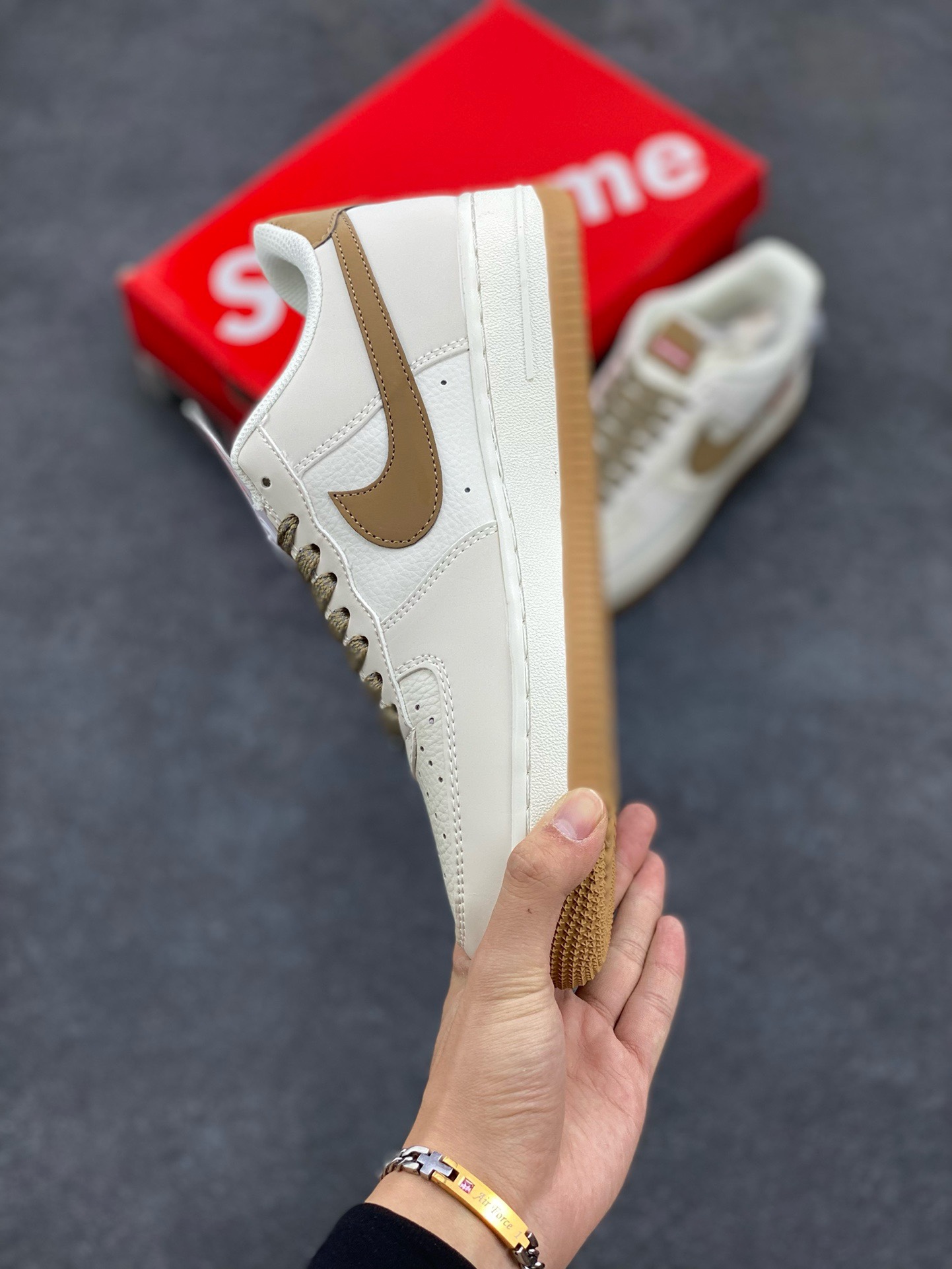 图片[3]-福利特价 NIke Air Force 1 \’07 Low “Supreme滑板系列–咖啡棕” 空军一号 低帮 运动鞋 休闲鞋 折边针车 工艺难度大 原楦头原纸板 原装鞋盒 定制五金配件 内置全掌气垫 原厂鞋底 美国街头滑板鞋潮牌，红底白色的独特LOGO使Supreme引领潮流，鞋底中部加入了脚感柔软舒适ZoomAir气垫(附带Supreme专属定制1：25铝合金红色滑板车一枚) 货号：HD1968-019 尺码：36 36.5 37.5 38 38.5 39 40 40.5 41 42 42.5 43 44 44.5 45-选品中心