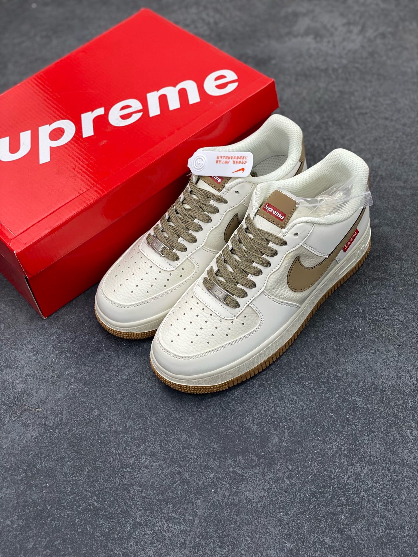 图片[8]-福利特价 NIke Air Force 1 \’07 Low “Supreme滑板系列–咖啡棕” 空军一号 低帮 运动鞋 休闲鞋 折边针车 工艺难度大 原楦头原纸板 原装鞋盒 定制五金配件 内置全掌气垫 原厂鞋底 美国街头滑板鞋潮牌，红底白色的独特LOGO使Supreme引领潮流，鞋底中部加入了脚感柔软舒适ZoomAir气垫(附带Supreme专属定制1：25铝合金红色滑板车一枚) 货号：HD1968-019 尺码：36 36.5 37.5 38 38.5 39 40 40.5 41 42 42.5 43 44 44.5 45-选品中心
