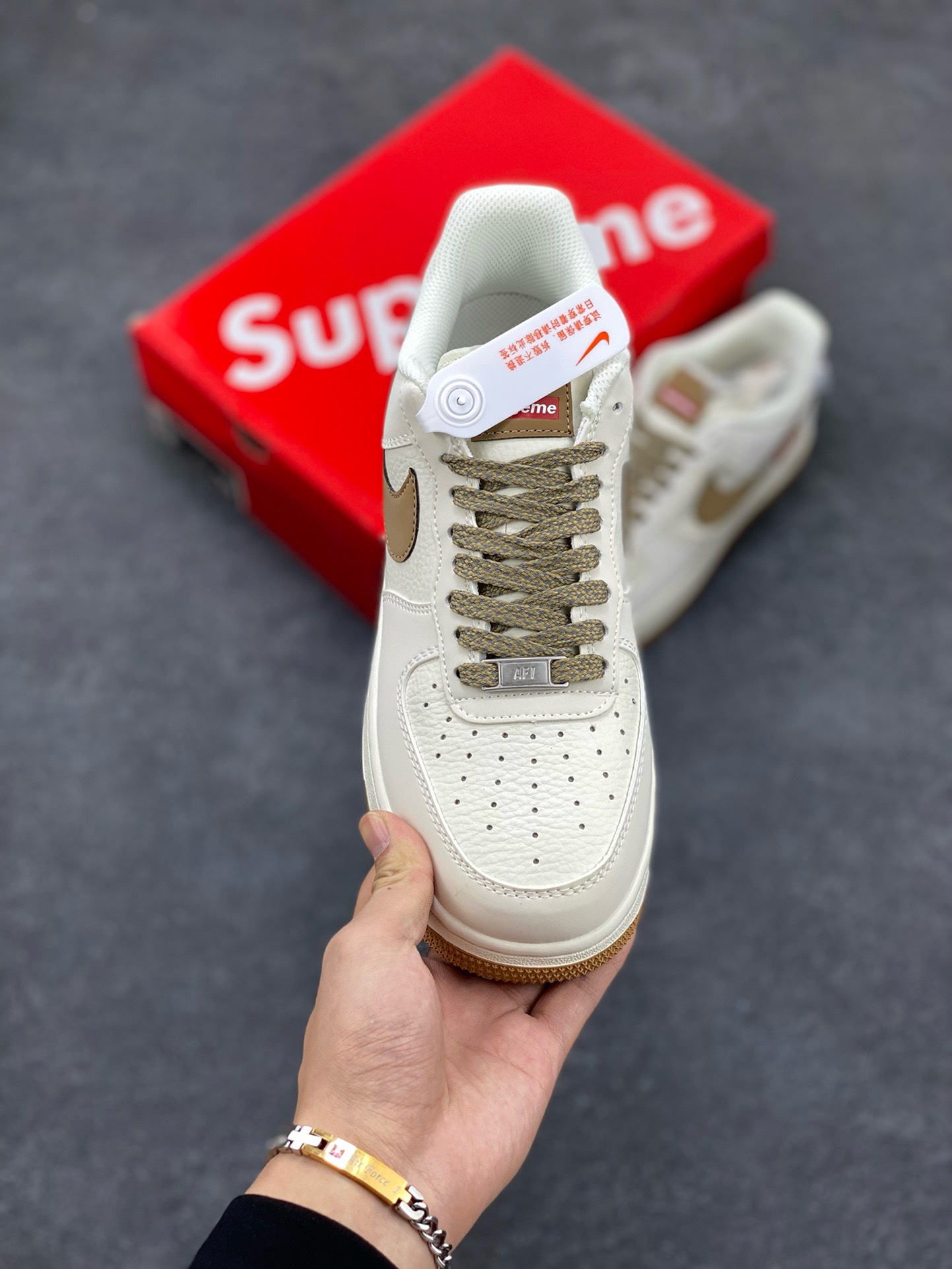 图片[2]-福利特价 NIke Air Force 1 \’07 Low “Supreme滑板系列–咖啡棕” 空军一号 低帮 运动鞋 休闲鞋 折边针车 工艺难度大 原楦头原纸板 原装鞋盒 定制五金配件 内置全掌气垫 原厂鞋底 美国街头滑板鞋潮牌，红底白色的独特LOGO使Supreme引领潮流，鞋底中部加入了脚感柔软舒适ZoomAir气垫(附带Supreme专属定制1：25铝合金红色滑板车一枚) 货号：HD1968-019 尺码：36 36.5 37.5 38 38.5 39 40 40.5 41 42 42.5 43 44 44.5 45-选品中心