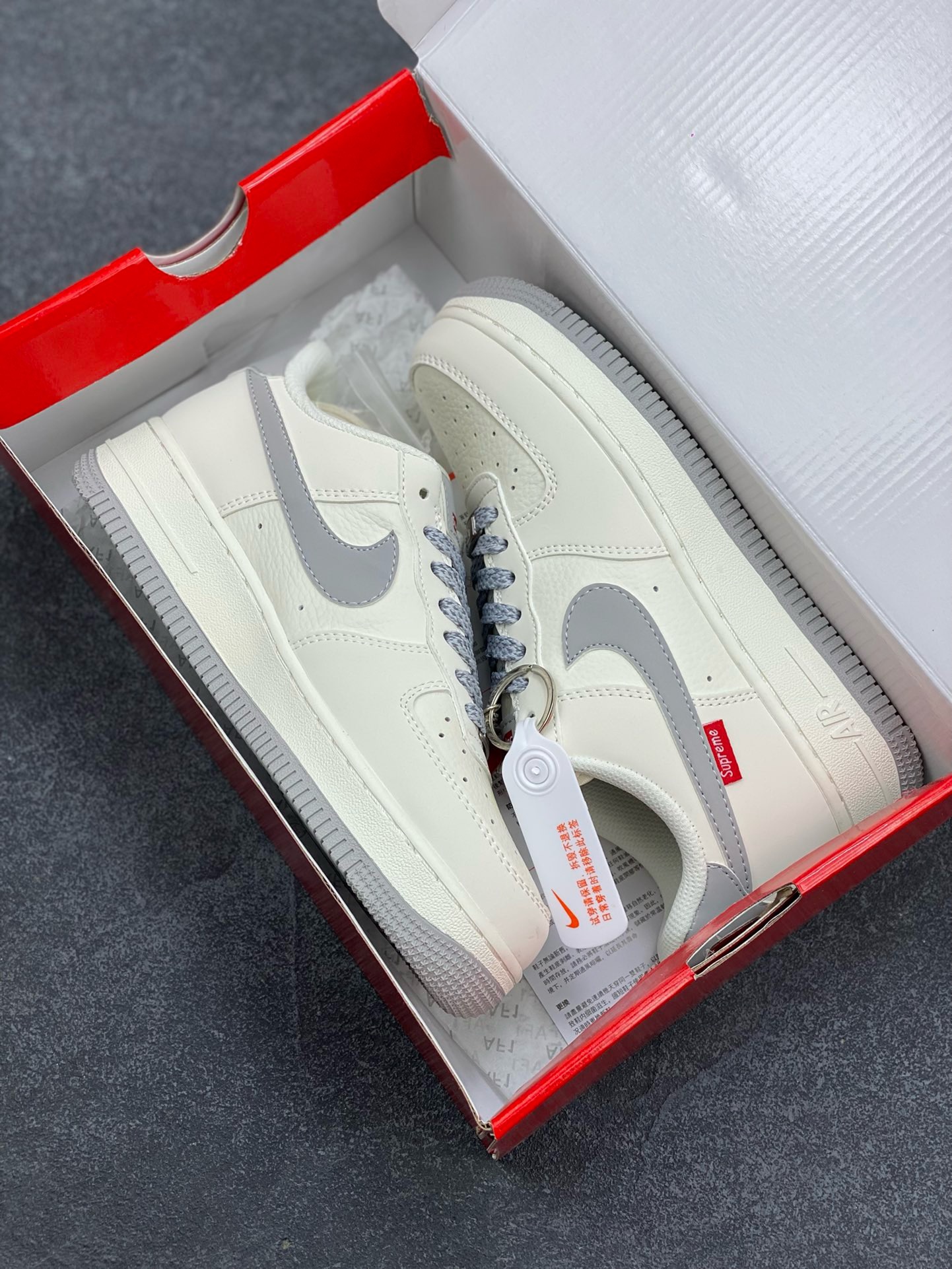 图片[9]-福利特价 NIke Air Force 1 \’07 Low “Supreme滑板系列–米灰” 空军一号 低帮 运动鞋 休闲鞋 折边针车 工艺难度大 原楦头原纸板 原装鞋盒 定制五金配件 内置全掌气垫 原厂鞋底 美国街头滑板鞋潮牌，红底白色的独特LOGO使Supreme引领潮流，鞋底中部加入了脚感柔软舒适ZoomAir气垫(附带Supreme专属定制1：25铝合金红色滑板车一枚) 货号：HD1968-018 尺码：36 36.5 37.5 38 38.5 39 40 40.5 41 42 42.5 43 44 44.5 45-选品中心