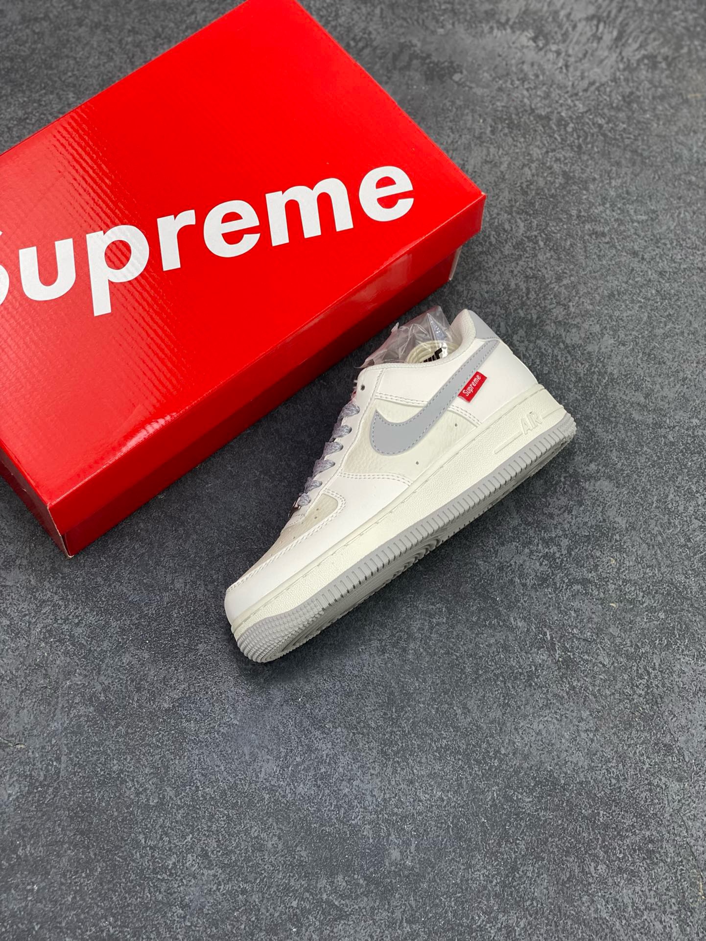 图片[7]-福利特价 NIke Air Force 1 \’07 Low “Supreme滑板系列–米灰” 空军一号 低帮 运动鞋 休闲鞋 折边针车 工艺难度大 原楦头原纸板 原装鞋盒 定制五金配件 内置全掌气垫 原厂鞋底 美国街头滑板鞋潮牌，红底白色的独特LOGO使Supreme引领潮流，鞋底中部加入了脚感柔软舒适ZoomAir气垫(附带Supreme专属定制1：25铝合金红色滑板车一枚) 货号：HD1968-018 尺码：36 36.5 37.5 38 38.5 39 40 40.5 41 42 42.5 43 44 44.5 45-选品中心