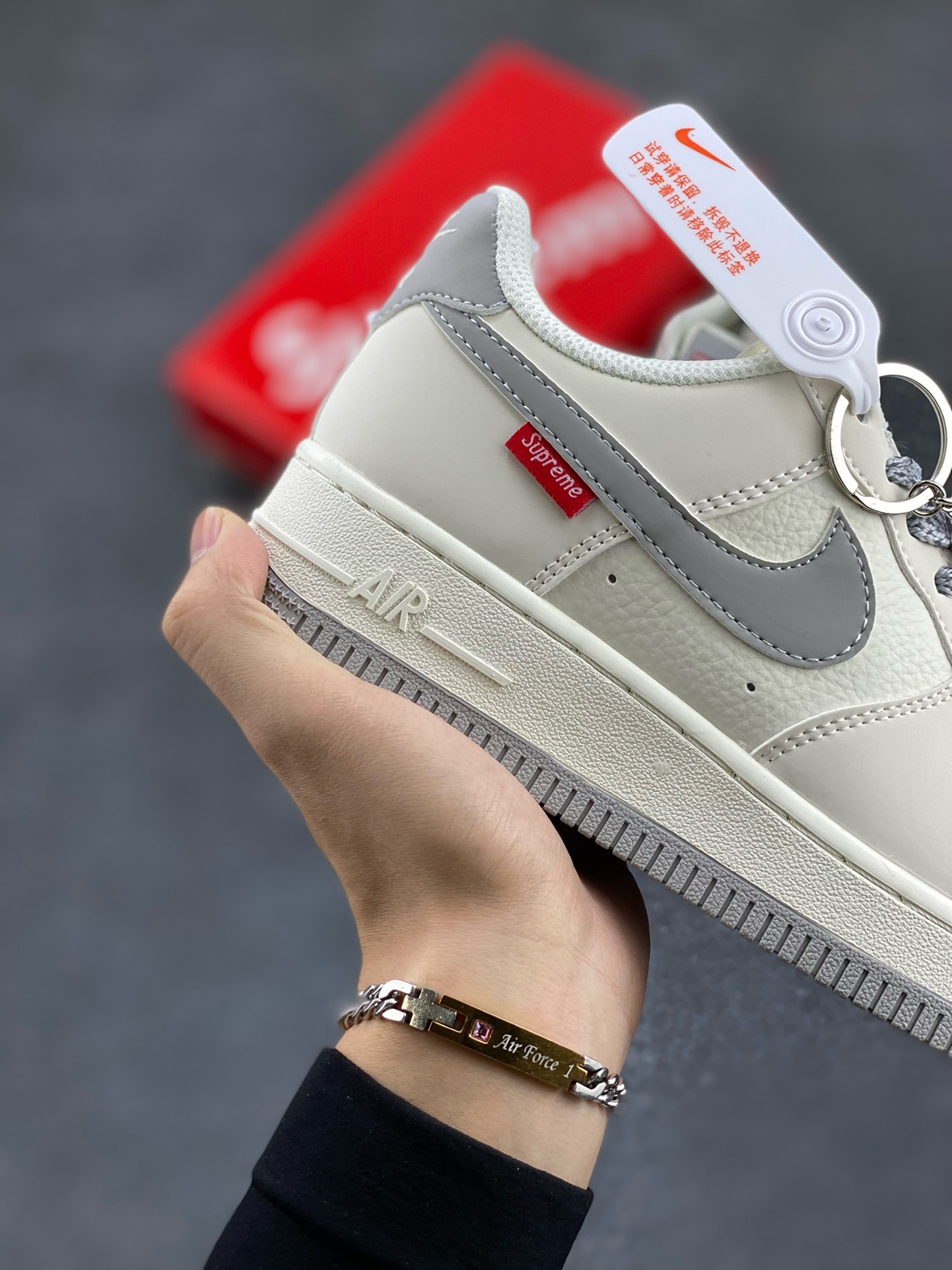 图片[6]-福利特价 NIke Air Force 1 \’07 Low “Supreme滑板系列–米灰” 空军一号 低帮 运动鞋 休闲鞋 折边针车 工艺难度大 原楦头原纸板 原装鞋盒 定制五金配件 内置全掌气垫 原厂鞋底 美国街头滑板鞋潮牌，红底白色的独特LOGO使Supreme引领潮流，鞋底中部加入了脚感柔软舒适ZoomAir气垫(附带Supreme专属定制1：25铝合金红色滑板车一枚) 货号：HD1968-018 尺码：36 36.5 37.5 38 38.5 39 40 40.5 41 42 42.5 43 44 44.5 45-选品中心