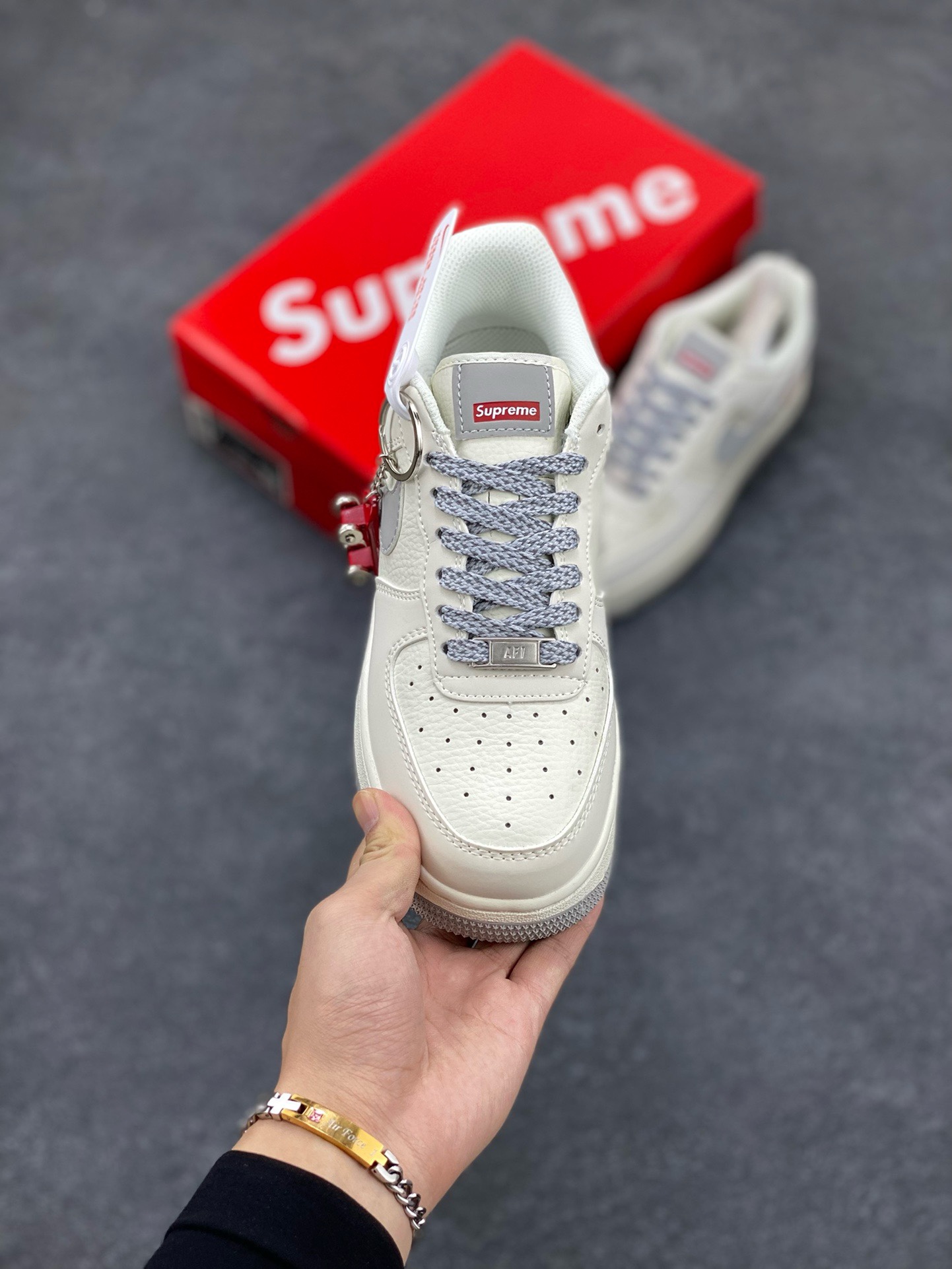 图片[2]-福利特价 NIke Air Force 1 \’07 Low “Supreme滑板系列–米灰” 空军一号 低帮 运动鞋 休闲鞋 折边针车 工艺难度大 原楦头原纸板 原装鞋盒 定制五金配件 内置全掌气垫 原厂鞋底 美国街头滑板鞋潮牌，红底白色的独特LOGO使Supreme引领潮流，鞋底中部加入了脚感柔软舒适ZoomAir气垫(附带Supreme专属定制1：25铝合金红色滑板车一枚) 货号：HD1968-018 尺码：36 36.5 37.5 38 38.5 39 40 40.5 41 42 42.5 43 44 44.5 45-选品中心