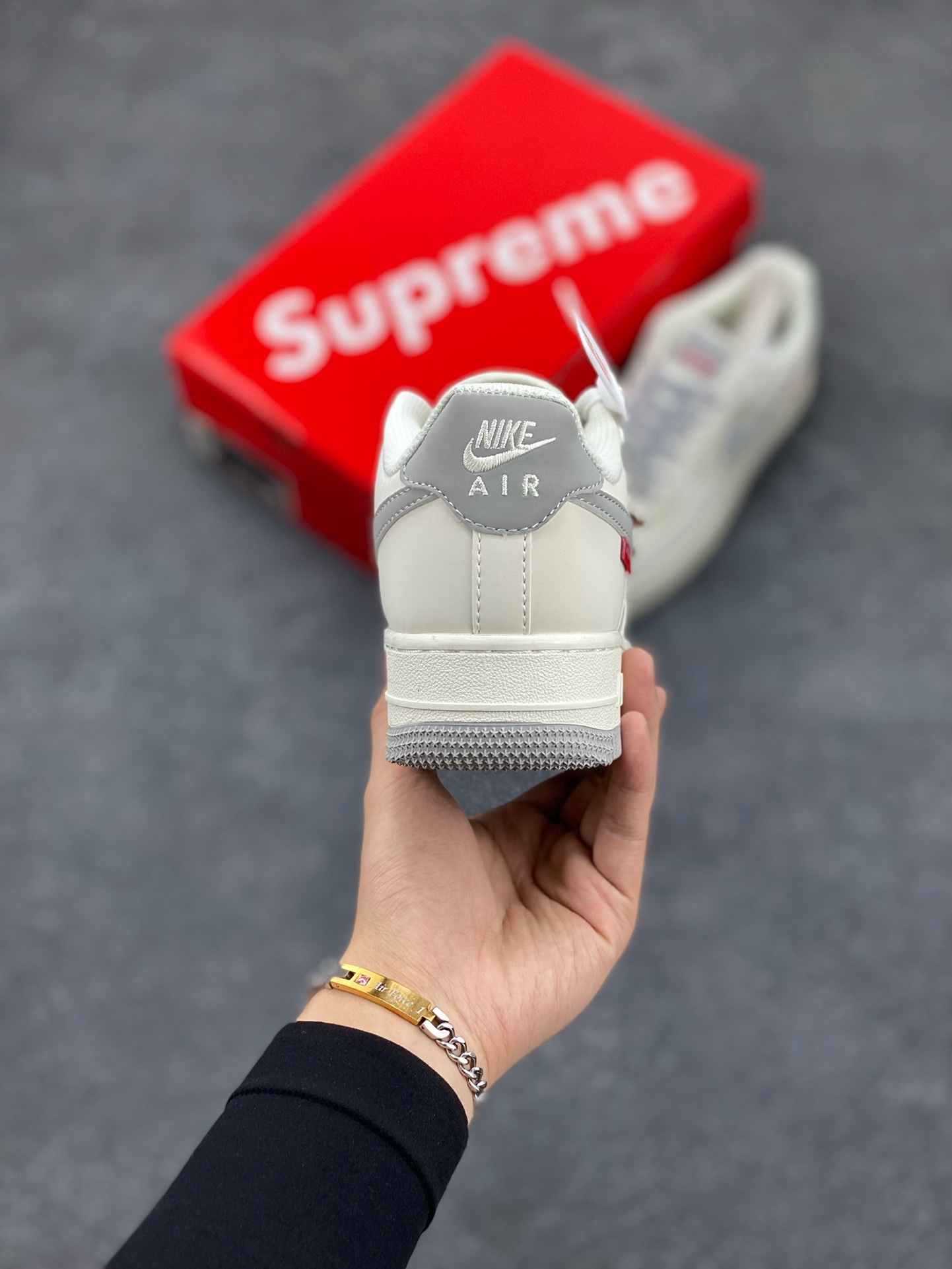 图片[4]-福利特价 NIke Air Force 1 \’07 Low “Supreme滑板系列–米灰” 空军一号 低帮 运动鞋 休闲鞋 折边针车 工艺难度大 原楦头原纸板 原装鞋盒 定制五金配件 内置全掌气垫 原厂鞋底 美国街头滑板鞋潮牌，红底白色的独特LOGO使Supreme引领潮流，鞋底中部加入了脚感柔软舒适ZoomAir气垫(附带Supreme专属定制1：25铝合金红色滑板车一枚) 货号：HD1968-018 尺码：36 36.5 37.5 38 38.5 39 40 40.5 41 42 42.5 43 44 44.5 45-选品中心