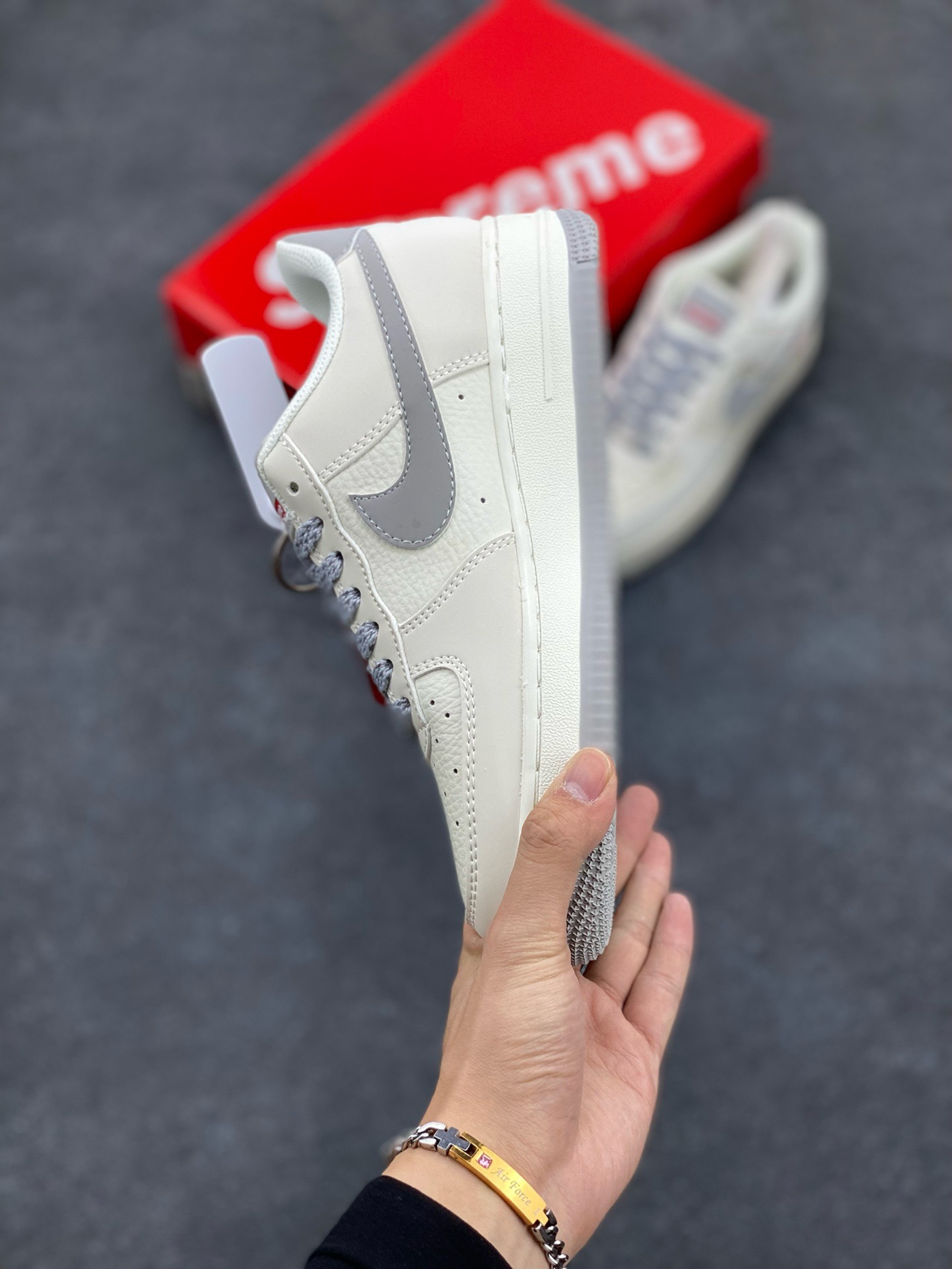 图片[3]-福利特价 NIke Air Force 1 \’07 Low “Supreme滑板系列–米灰” 空军一号 低帮 运动鞋 休闲鞋 折边针车 工艺难度大 原楦头原纸板 原装鞋盒 定制五金配件 内置全掌气垫 原厂鞋底 美国街头滑板鞋潮牌，红底白色的独特LOGO使Supreme引领潮流，鞋底中部加入了脚感柔软舒适ZoomAir气垫(附带Supreme专属定制1：25铝合金红色滑板车一枚) 货号：HD1968-018 尺码：36 36.5 37.5 38 38.5 39 40 40.5 41 42 42.5 43 44 44.5 45-选品中心