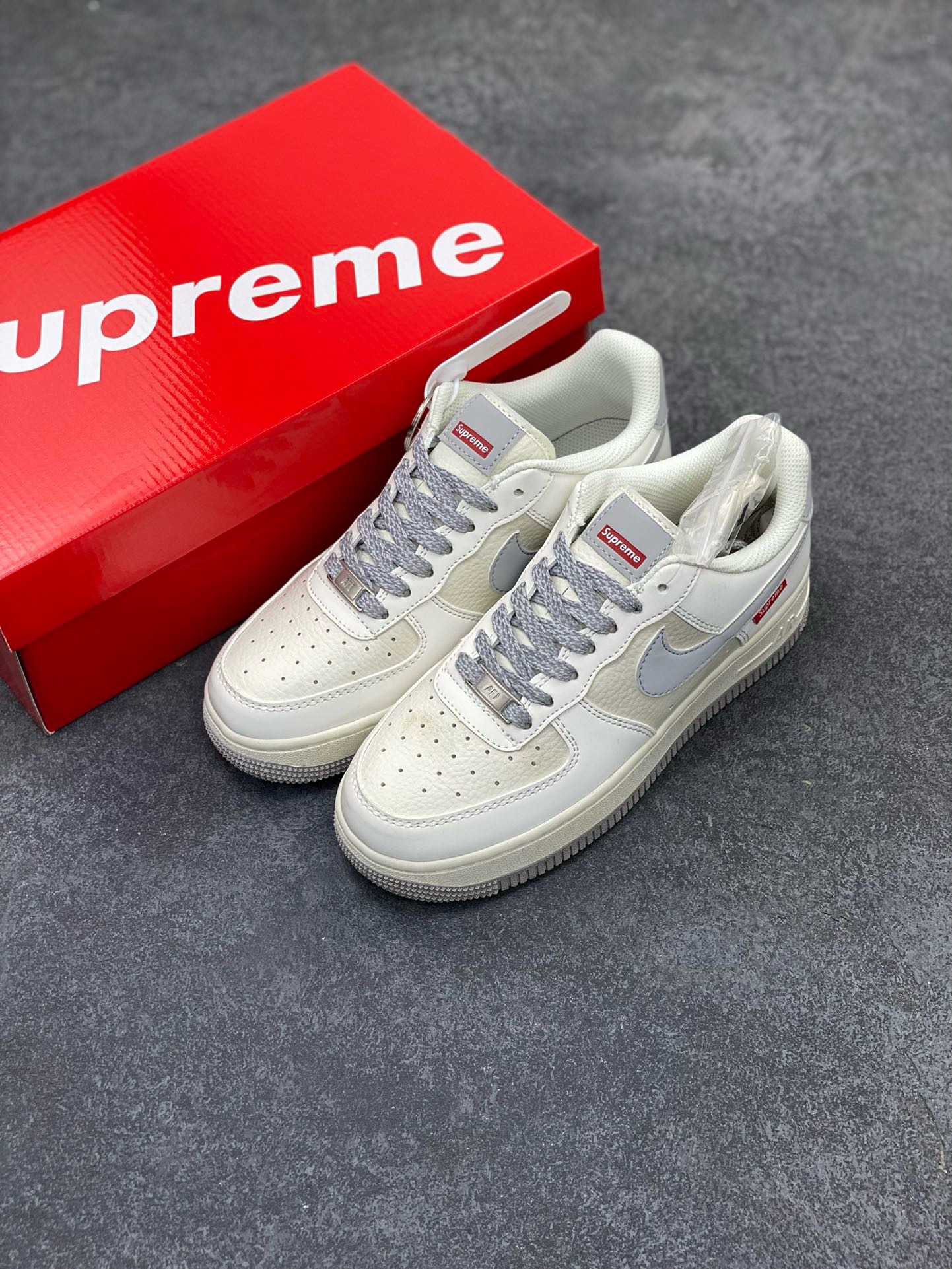 图片[8]-福利特价 NIke Air Force 1 \’07 Low “Supreme滑板系列–米灰” 空军一号 低帮 运动鞋 休闲鞋 折边针车 工艺难度大 原楦头原纸板 原装鞋盒 定制五金配件 内置全掌气垫 原厂鞋底 美国街头滑板鞋潮牌，红底白色的独特LOGO使Supreme引领潮流，鞋底中部加入了脚感柔软舒适ZoomAir气垫(附带Supreme专属定制1：25铝合金红色滑板车一枚) 货号：HD1968-018 尺码：36 36.5 37.5 38 38.5 39 40 40.5 41 42 42.5 43 44 44.5 45-选品中心