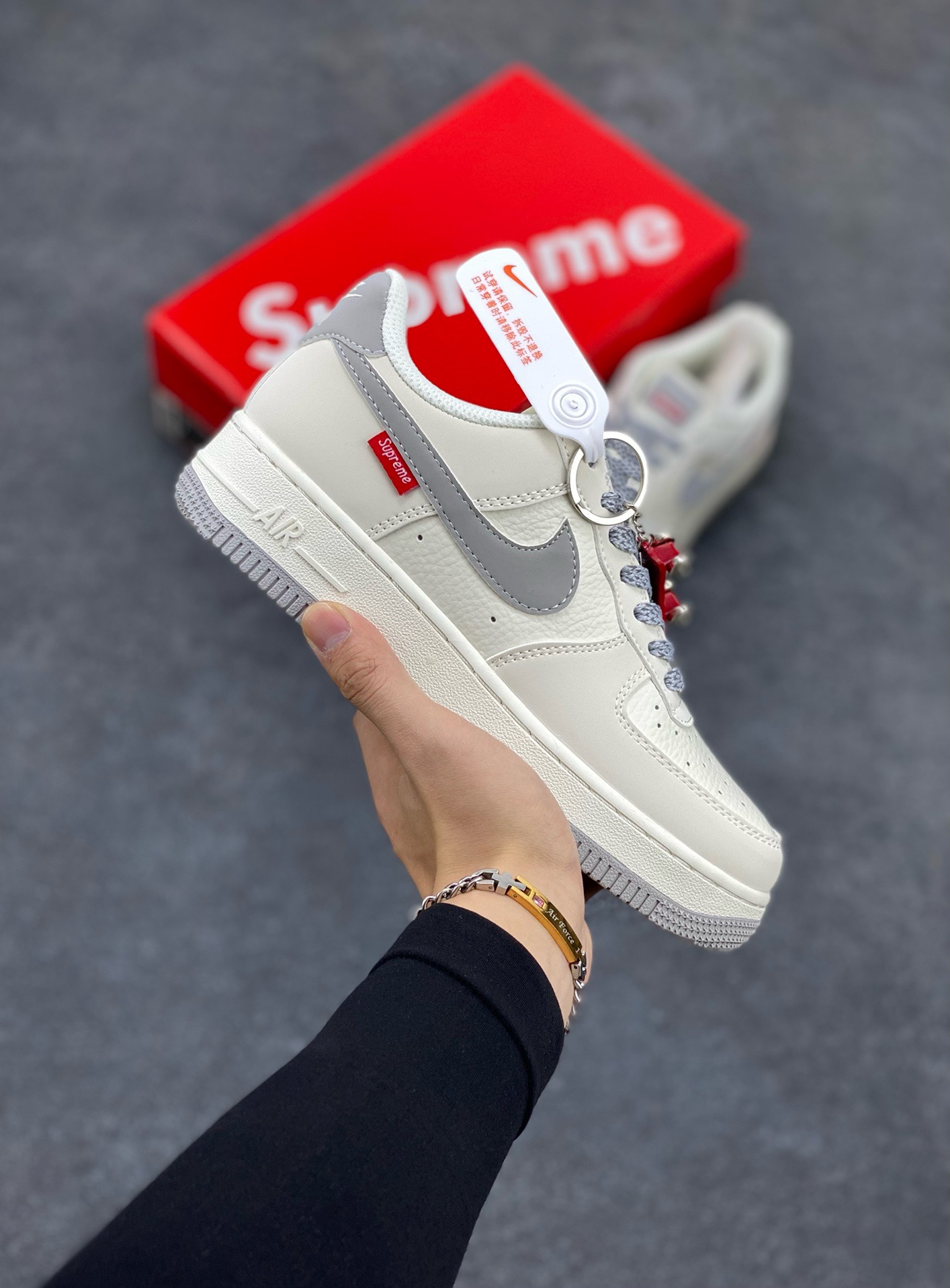 福利特价 NIke Air Force 1 \'07 Low “Supreme滑板系列--米灰” 空军一号 低帮 运动鞋 休闲鞋 折边针车 工艺难度大 原楦头原纸板 原装鞋盒 定制五金配件 内置全掌气垫 原厂鞋底 美国街头滑板鞋潮牌，红底白色的独特LOGO使Supreme引领潮流，鞋底中部加入了脚感柔软舒适ZoomAir气垫(附带Supreme专属定制1：25铝合金红色滑板车一枚) 货号：HD1968-018 尺码：36 36.5 37.5 38 38.5 39 40 40.5 41 42 42.5 43 44 44.5 45-选品中心