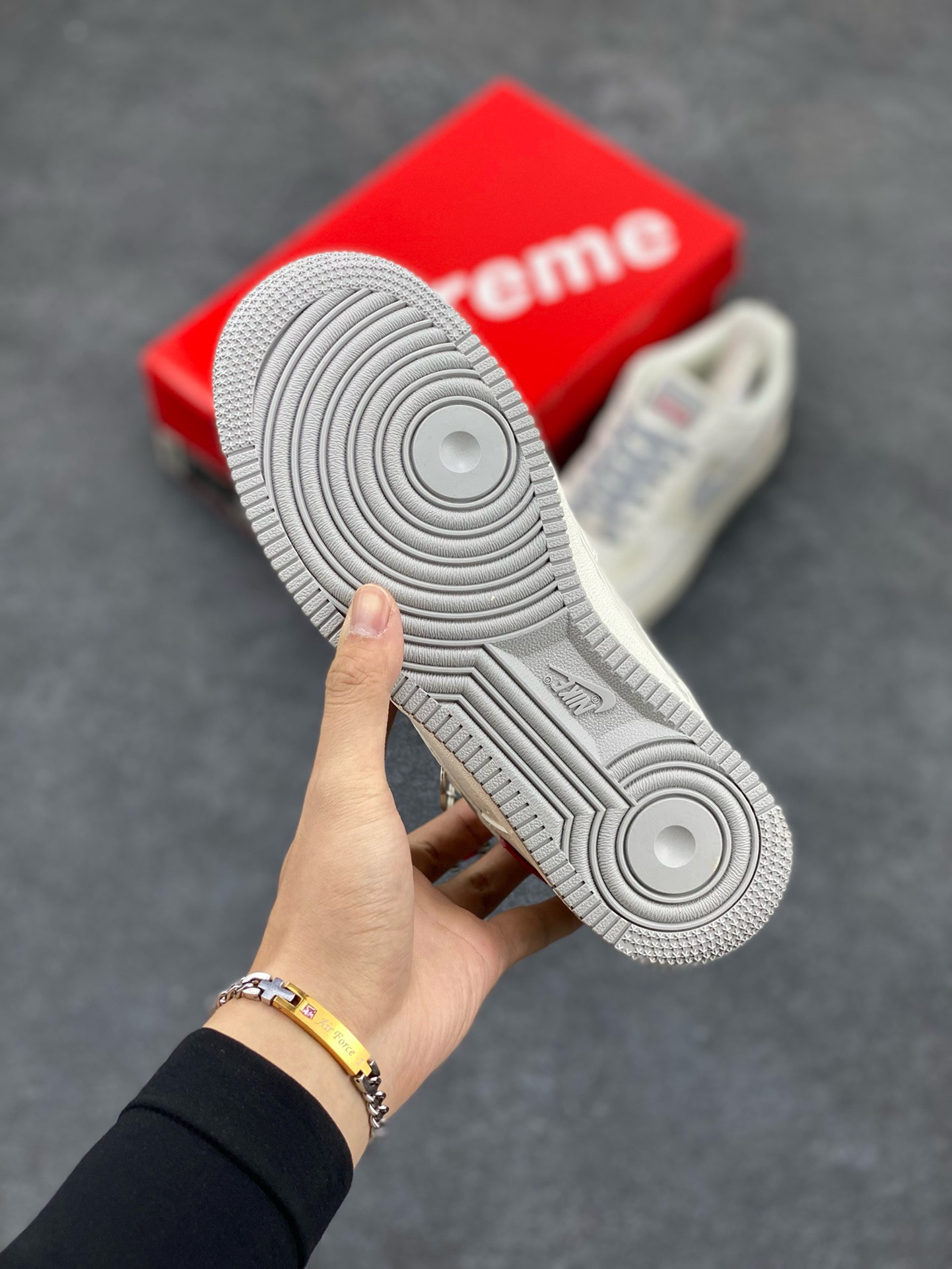 图片[5]-福利特价 NIke Air Force 1 \’07 Low “Supreme滑板系列–米灰” 空军一号 低帮 运动鞋 休闲鞋 折边针车 工艺难度大 原楦头原纸板 原装鞋盒 定制五金配件 内置全掌气垫 原厂鞋底 美国街头滑板鞋潮牌，红底白色的独特LOGO使Supreme引领潮流，鞋底中部加入了脚感柔软舒适ZoomAir气垫(附带Supreme专属定制1：25铝合金红色滑板车一枚) 货号：HD1968-018 尺码：36 36.5 37.5 38 38.5 39 40 40.5 41 42 42.5 43 44 44.5 45-选品中心