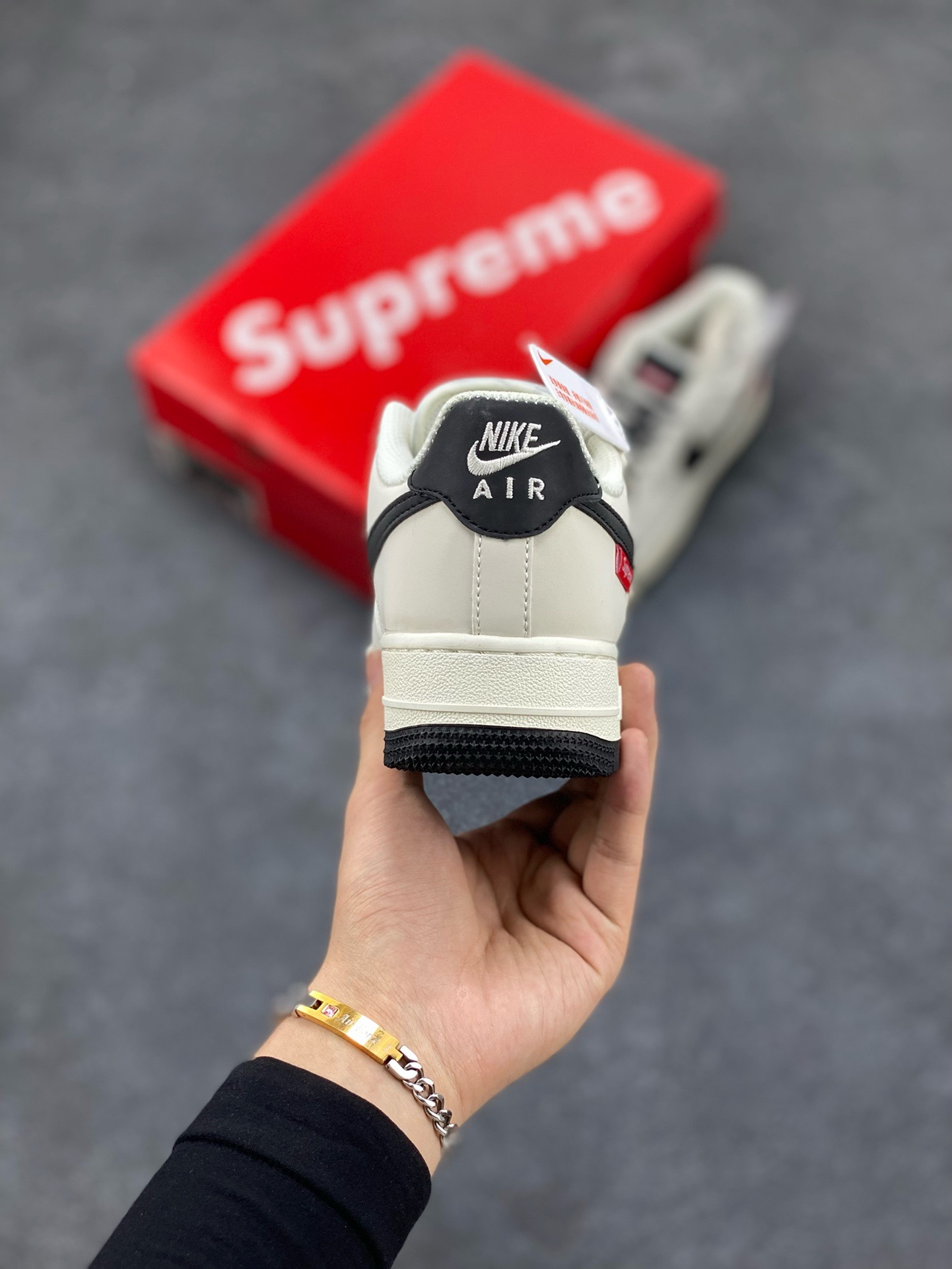 图片[4]-福利特价 NIke Air Force 1 \’07 Low “Supreme滑板系列–米黑” 空军一号 低帮 运动鞋 休闲鞋 折边针车 工艺难度大 原楦头原纸板 原装鞋盒 定制五金配件 内置全掌气垫 原厂鞋底 美国街头滑板鞋潮牌，红底白色的独特LOGO使Supreme引领潮流，鞋底中部加入了脚感柔软舒适ZoomAir气垫(附带Supreme专属定制1：25铝合金红色滑板车一枚) 货号：HD1968-009 尺码：36 36.5 37.5 38 38.5 39 40 40.5 41 42 42.5 43 44 44.5 45-选品中心