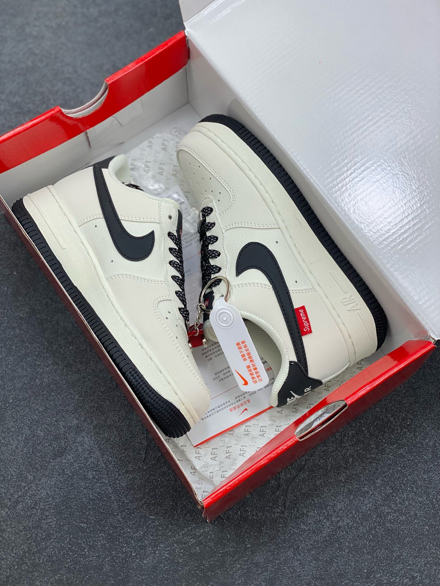 图片[9]-福利特价 NIke Air Force 1 \’07 Low “Supreme滑板系列–米黑” 空军一号 低帮 运动鞋 休闲鞋 折边针车 工艺难度大 原楦头原纸板 原装鞋盒 定制五金配件 内置全掌气垫 原厂鞋底 美国街头滑板鞋潮牌，红底白色的独特LOGO使Supreme引领潮流，鞋底中部加入了脚感柔软舒适ZoomAir气垫(附带Supreme专属定制1：25铝合金红色滑板车一枚) 货号：HD1968-009 尺码：36 36.5 37.5 38 38.5 39 40 40.5 41 42 42.5 43 44 44.5 45-选品中心