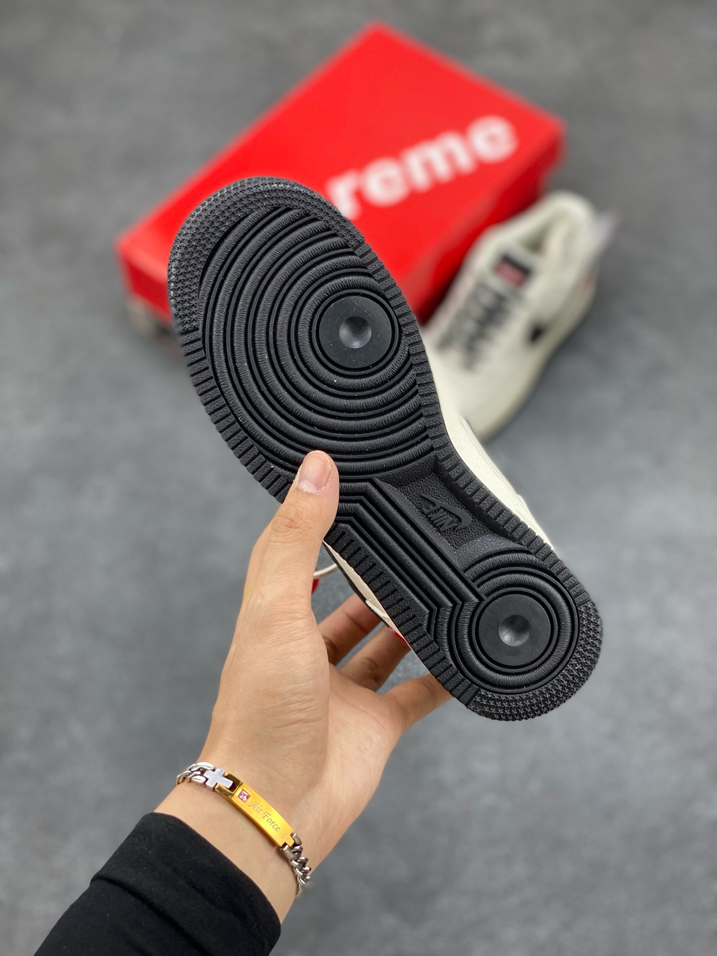 图片[5]-福利特价 NIke Air Force 1 \’07 Low “Supreme滑板系列–米黑” 空军一号 低帮 运动鞋 休闲鞋 折边针车 工艺难度大 原楦头原纸板 原装鞋盒 定制五金配件 内置全掌气垫 原厂鞋底 美国街头滑板鞋潮牌，红底白色的独特LOGO使Supreme引领潮流，鞋底中部加入了脚感柔软舒适ZoomAir气垫(附带Supreme专属定制1：25铝合金红色滑板车一枚) 货号：HD1968-009 尺码：36 36.5 37.5 38 38.5 39 40 40.5 41 42 42.5 43 44 44.5 45-选品中心