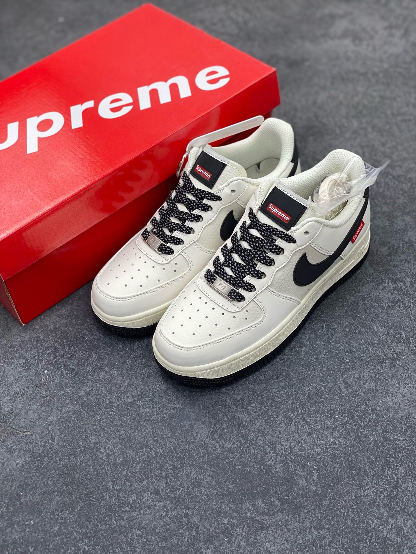 图片[8]-福利特价 NIke Air Force 1 \’07 Low “Supreme滑板系列–米黑” 空军一号 低帮 运动鞋 休闲鞋 折边针车 工艺难度大 原楦头原纸板 原装鞋盒 定制五金配件 内置全掌气垫 原厂鞋底 美国街头滑板鞋潮牌，红底白色的独特LOGO使Supreme引领潮流，鞋底中部加入了脚感柔软舒适ZoomAir气垫(附带Supreme专属定制1：25铝合金红色滑板车一枚) 货号：HD1968-009 尺码：36 36.5 37.5 38 38.5 39 40 40.5 41 42 42.5 43 44 44.5 45-选品中心