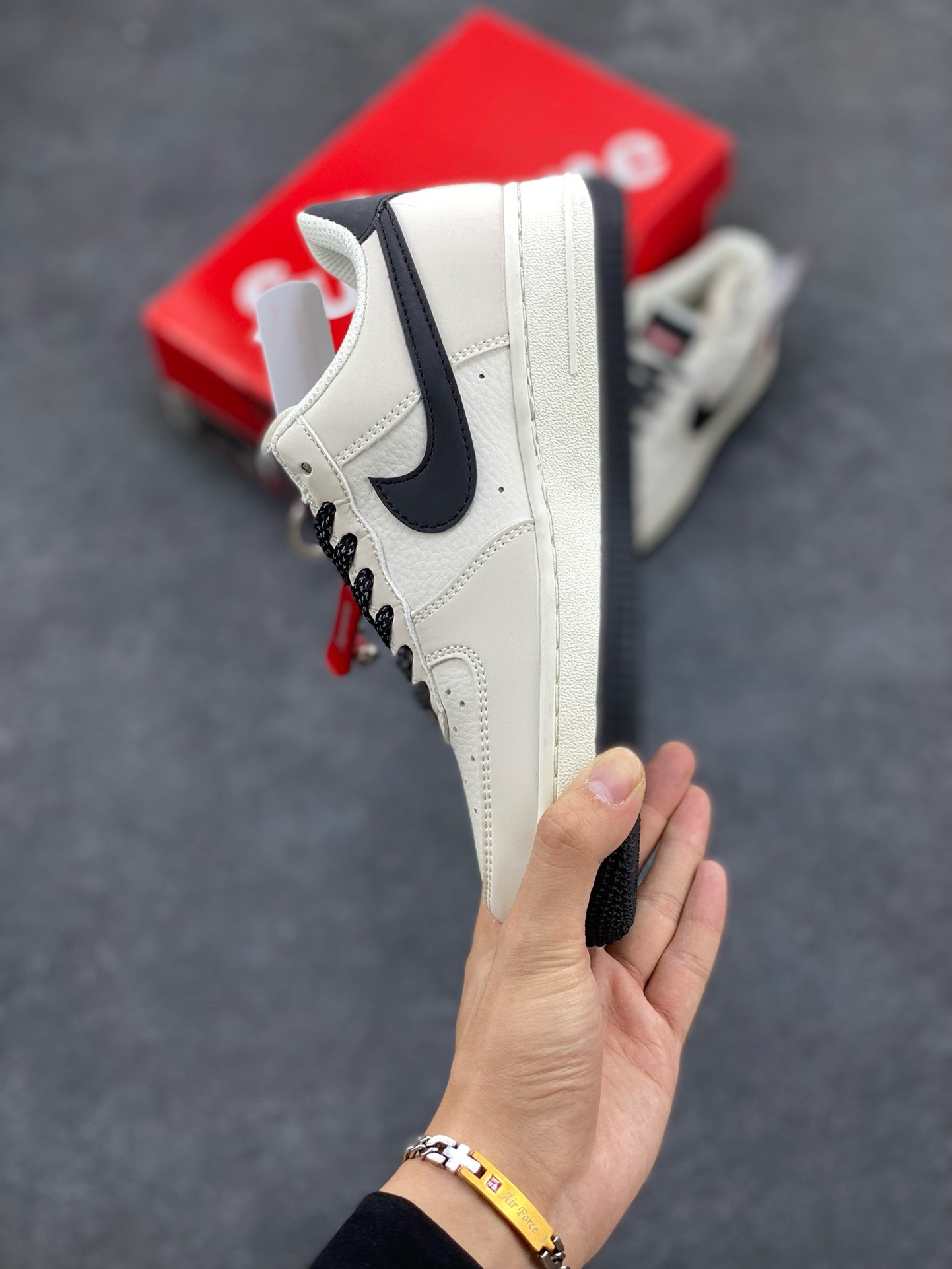 图片[3]-福利特价 NIke Air Force 1 \’07 Low “Supreme滑板系列–米黑” 空军一号 低帮 运动鞋 休闲鞋 折边针车 工艺难度大 原楦头原纸板 原装鞋盒 定制五金配件 内置全掌气垫 原厂鞋底 美国街头滑板鞋潮牌，红底白色的独特LOGO使Supreme引领潮流，鞋底中部加入了脚感柔软舒适ZoomAir气垫(附带Supreme专属定制1：25铝合金红色滑板车一枚) 货号：HD1968-009 尺码：36 36.5 37.5 38 38.5 39 40 40.5 41 42 42.5 43 44 44.5 45-选品中心