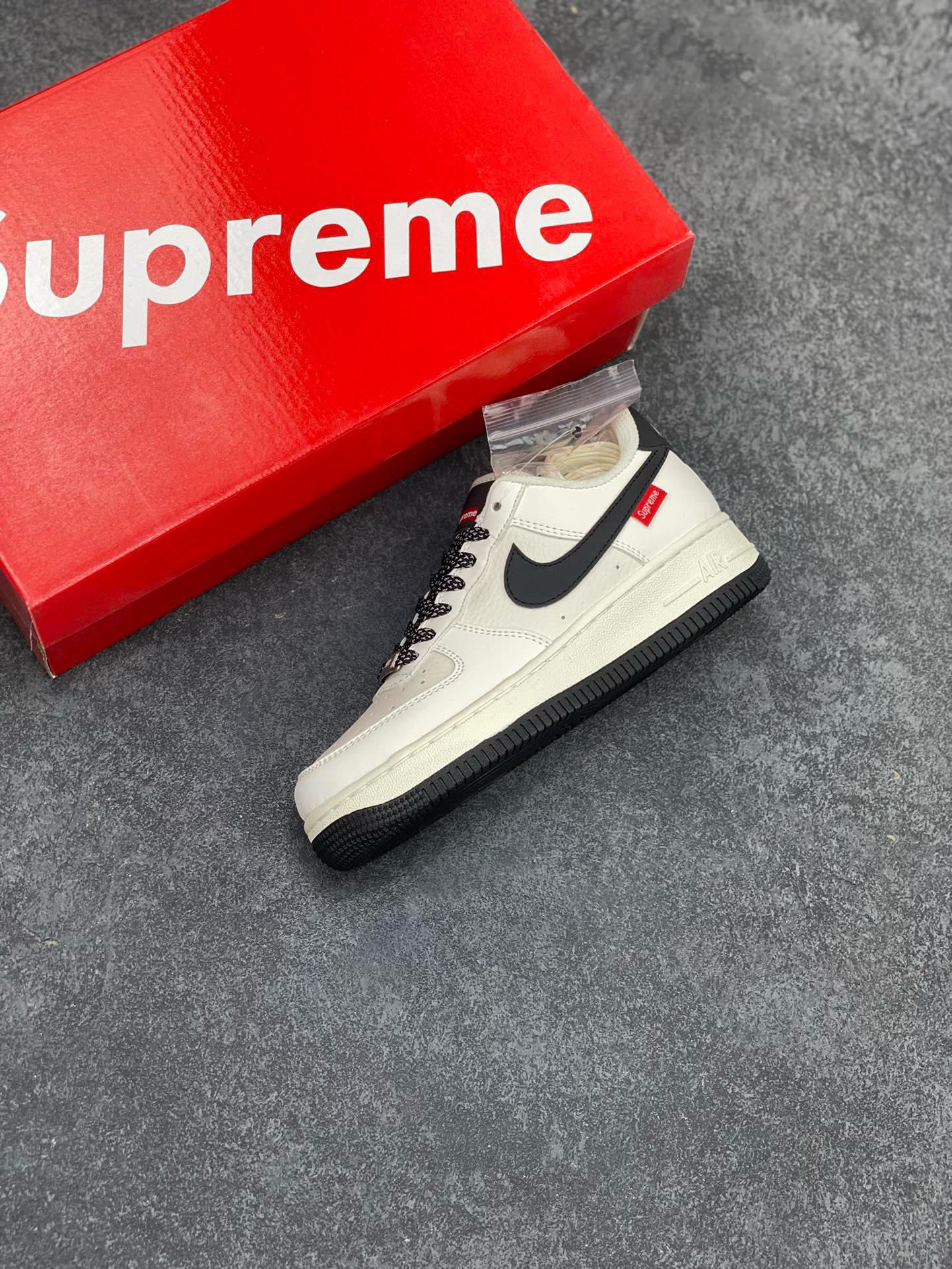 图片[7]-福利特价 NIke Air Force 1 \’07 Low “Supreme滑板系列–米黑” 空军一号 低帮 运动鞋 休闲鞋 折边针车 工艺难度大 原楦头原纸板 原装鞋盒 定制五金配件 内置全掌气垫 原厂鞋底 美国街头滑板鞋潮牌，红底白色的独特LOGO使Supreme引领潮流，鞋底中部加入了脚感柔软舒适ZoomAir气垫(附带Supreme专属定制1：25铝合金红色滑板车一枚) 货号：HD1968-009 尺码：36 36.5 37.5 38 38.5 39 40 40.5 41 42 42.5 43 44 44.5 45-选品中心