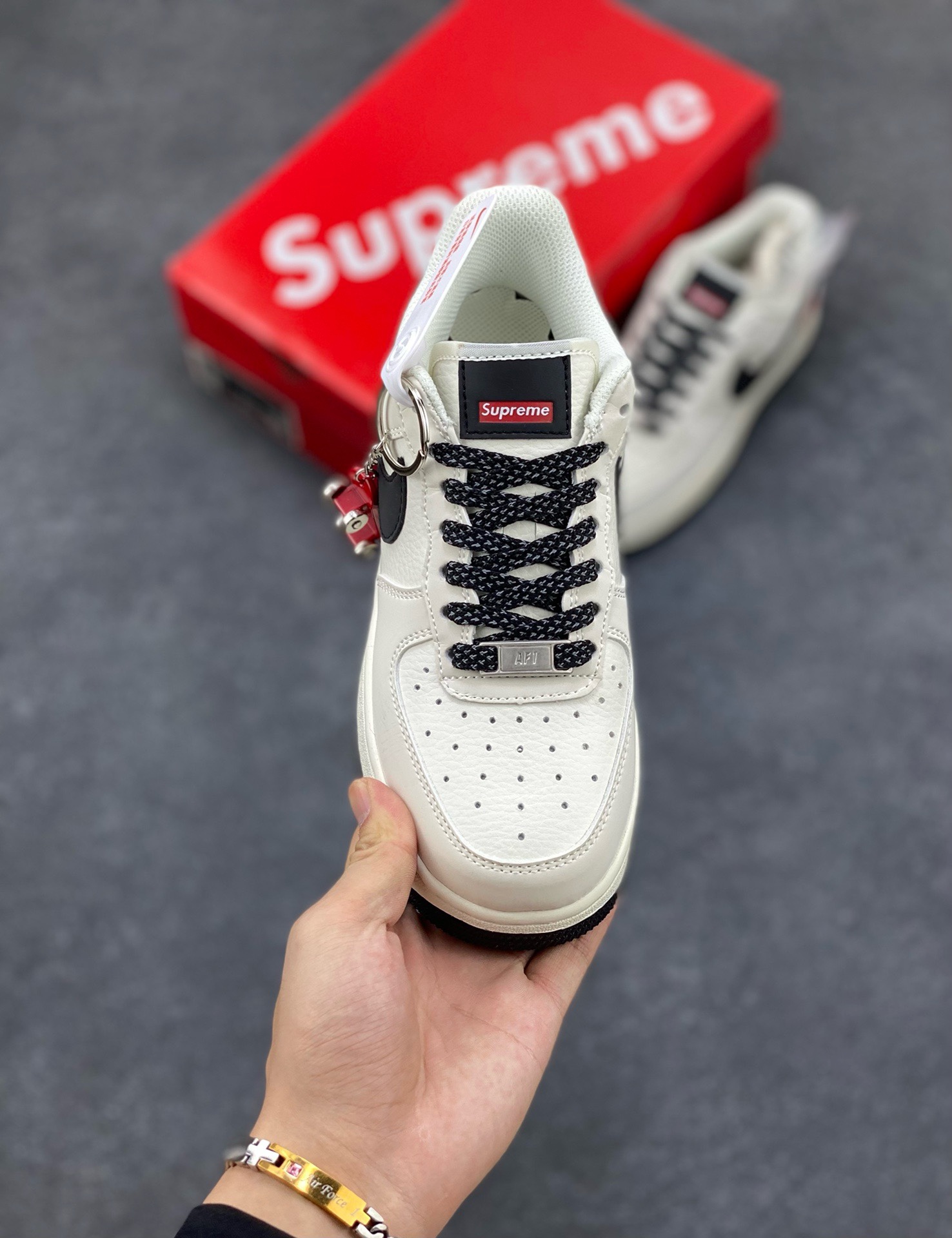 图片[2]-福利特价 NIke Air Force 1 \’07 Low “Supreme滑板系列–米黑” 空军一号 低帮 运动鞋 休闲鞋 折边针车 工艺难度大 原楦头原纸板 原装鞋盒 定制五金配件 内置全掌气垫 原厂鞋底 美国街头滑板鞋潮牌，红底白色的独特LOGO使Supreme引领潮流，鞋底中部加入了脚感柔软舒适ZoomAir气垫(附带Supreme专属定制1：25铝合金红色滑板车一枚) 货号：HD1968-009 尺码：36 36.5 37.5 38 38.5 39 40 40.5 41 42 42.5 43 44 44.5 45-选品中心