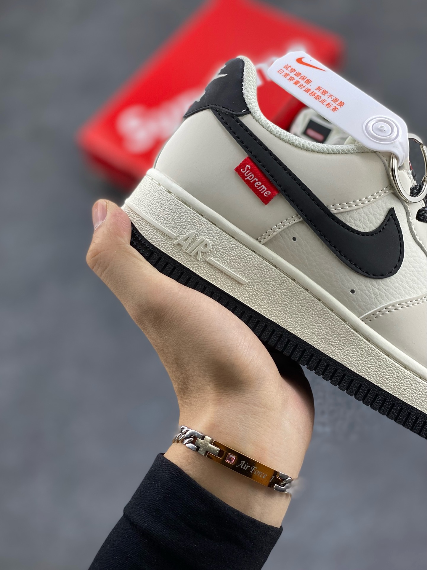 图片[6]-福利特价 NIke Air Force 1 \’07 Low “Supreme滑板系列–米黑” 空军一号 低帮 运动鞋 休闲鞋 折边针车 工艺难度大 原楦头原纸板 原装鞋盒 定制五金配件 内置全掌气垫 原厂鞋底 美国街头滑板鞋潮牌，红底白色的独特LOGO使Supreme引领潮流，鞋底中部加入了脚感柔软舒适ZoomAir气垫(附带Supreme专属定制1：25铝合金红色滑板车一枚) 货号：HD1968-009 尺码：36 36.5 37.5 38 38.5 39 40 40.5 41 42 42.5 43 44 44.5 45-选品中心