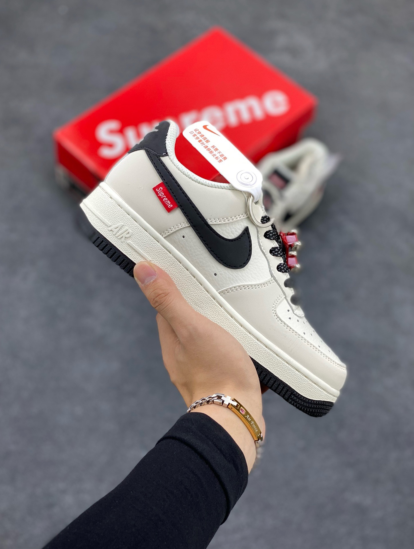 福利特价 NIke Air Force 1 \’07 Low “Supreme滑板系列–米黑” 空军一号 低帮 运动鞋 休闲鞋 折边针车 工艺难度大 原楦头原纸板 原装鞋盒 定制五金配件 内置全掌气垫 原厂鞋底 美国街头滑板鞋潮牌，红底白色的独特LOGO使Supreme引领潮流，鞋底中部加入了脚感柔软舒适ZoomAir气垫(附带Supreme专属定制1：25铝合金红色滑板车一枚) 货号：HD1968-009 尺码：36 36.5 37.5 38 38.5 39 40 40.5 41 42 42.5 43 44 44.5 45-选品中心