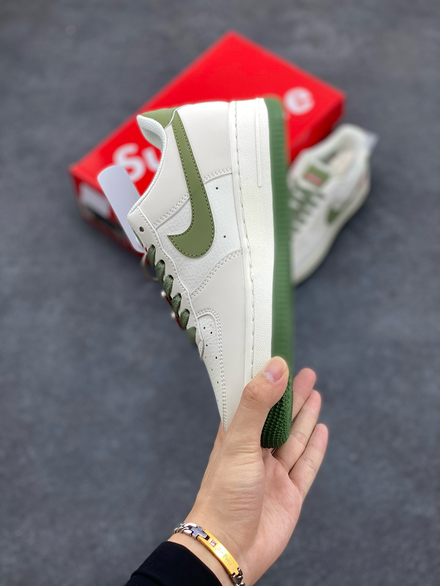 图片[3]-福利特价 NIke Air Force 1 \’07 Low “Supreme滑板系列–米绿” 空军一号 低帮 运动鞋 休闲鞋 折边针车 工艺难度大 原楦头原纸板 原装鞋盒 定制五金配件 内置全掌气垫 原厂鞋底 美国街头滑板鞋潮牌，红底白色的独特LOGO使Supreme引领潮流，鞋底中部加入了脚感柔软舒适ZoomAir气垫(附带Supreme专属定制1：25铝合金红色滑板车一枚) 货号：HD1968-008 尺码：36 36.5 37.5 38 38.5 39 40 40.5 41 42 42.5 43 44 44.5 45-选品中心