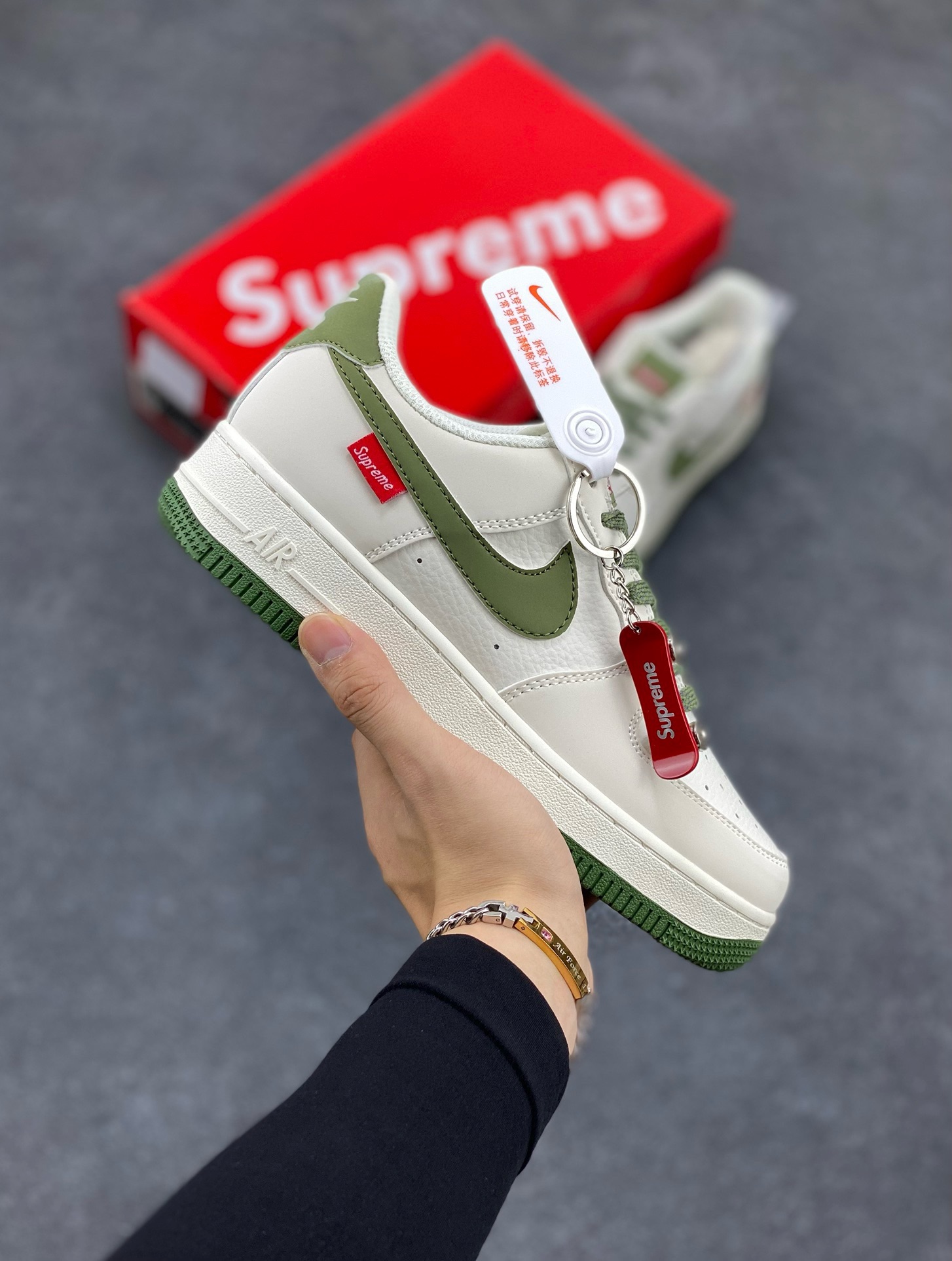 福利特价 NIke Air Force 1 \’07 Low “Supreme滑板系列–米绿” 空军一号 低帮 运动鞋 休闲鞋 折边针车 工艺难度大 原楦头原纸板 原装鞋盒 定制五金配件 内置全掌气垫 原厂鞋底 美国街头滑板鞋潮牌，红底白色的独特LOGO使Supreme引领潮流，鞋底中部加入了脚感柔软舒适ZoomAir气垫(附带Supreme专属定制1：25铝合金红色滑板车一枚) 货号：HD1968-008 尺码：36 36.5 37.5 38 38.5 39 40 40.5 41 42 42.5 43 44 44.5 45-选品中心