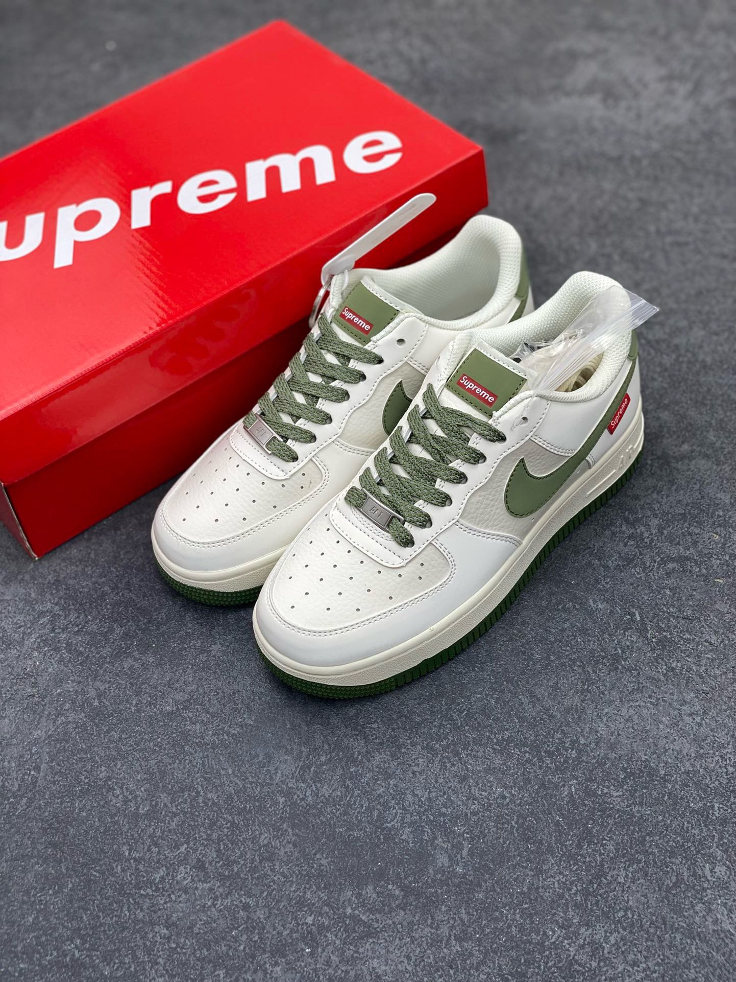 图片[8]-福利特价 NIke Air Force 1 \’07 Low “Supreme滑板系列–米绿” 空军一号 低帮 运动鞋 休闲鞋 折边针车 工艺难度大 原楦头原纸板 原装鞋盒 定制五金配件 内置全掌气垫 原厂鞋底 美国街头滑板鞋潮牌，红底白色的独特LOGO使Supreme引领潮流，鞋底中部加入了脚感柔软舒适ZoomAir气垫(附带Supreme专属定制1：25铝合金红色滑板车一枚) 货号：HD1968-008 尺码：36 36.5 37.5 38 38.5 39 40 40.5 41 42 42.5 43 44 44.5 45-选品中心