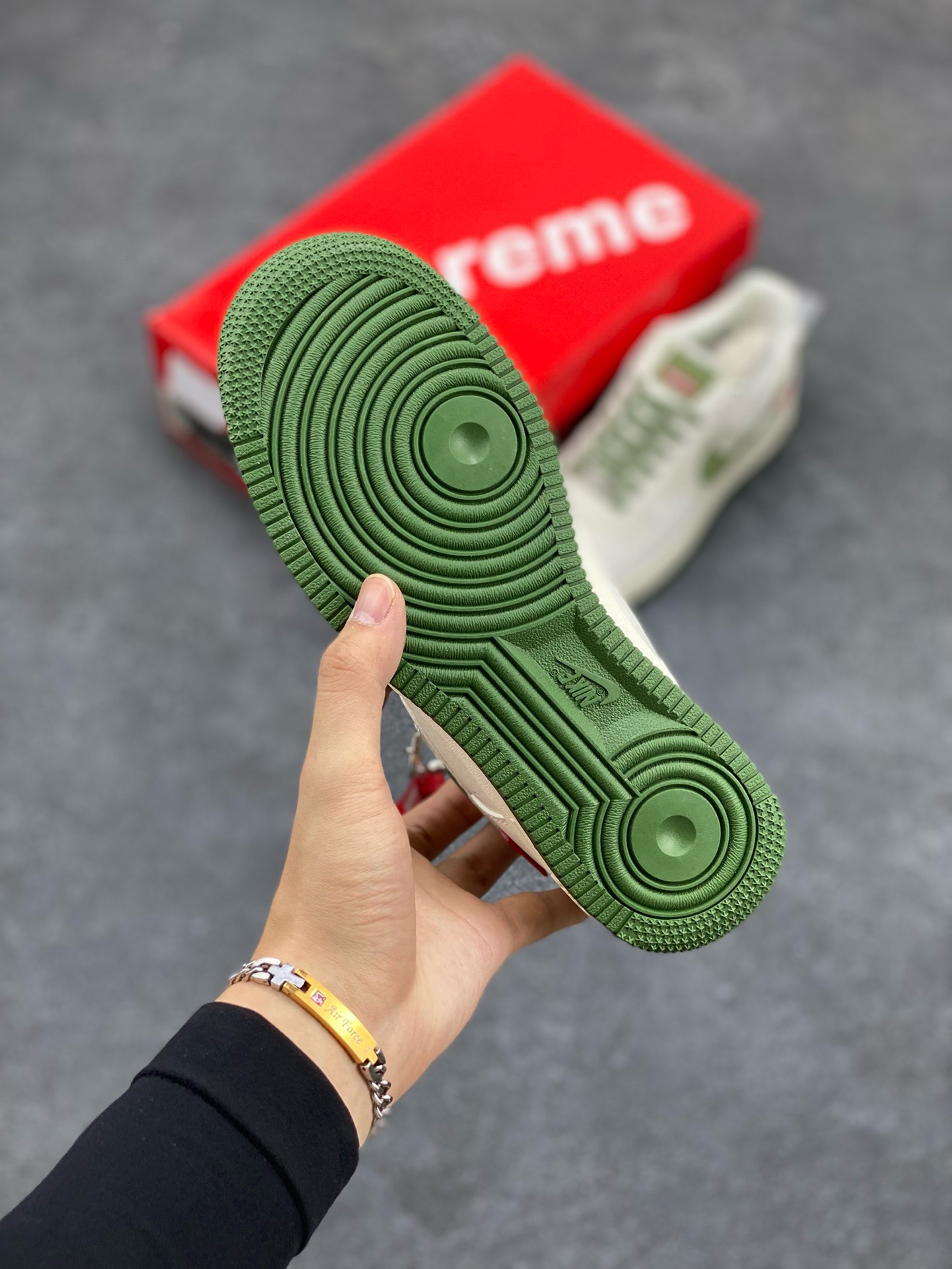 图片[5]-福利特价 NIke Air Force 1 \’07 Low “Supreme滑板系列–米绿” 空军一号 低帮 运动鞋 休闲鞋 折边针车 工艺难度大 原楦头原纸板 原装鞋盒 定制五金配件 内置全掌气垫 原厂鞋底 美国街头滑板鞋潮牌，红底白色的独特LOGO使Supreme引领潮流，鞋底中部加入了脚感柔软舒适ZoomAir气垫(附带Supreme专属定制1：25铝合金红色滑板车一枚) 货号：HD1968-008 尺码：36 36.5 37.5 38 38.5 39 40 40.5 41 42 42.5 43 44 44.5 45-选品中心