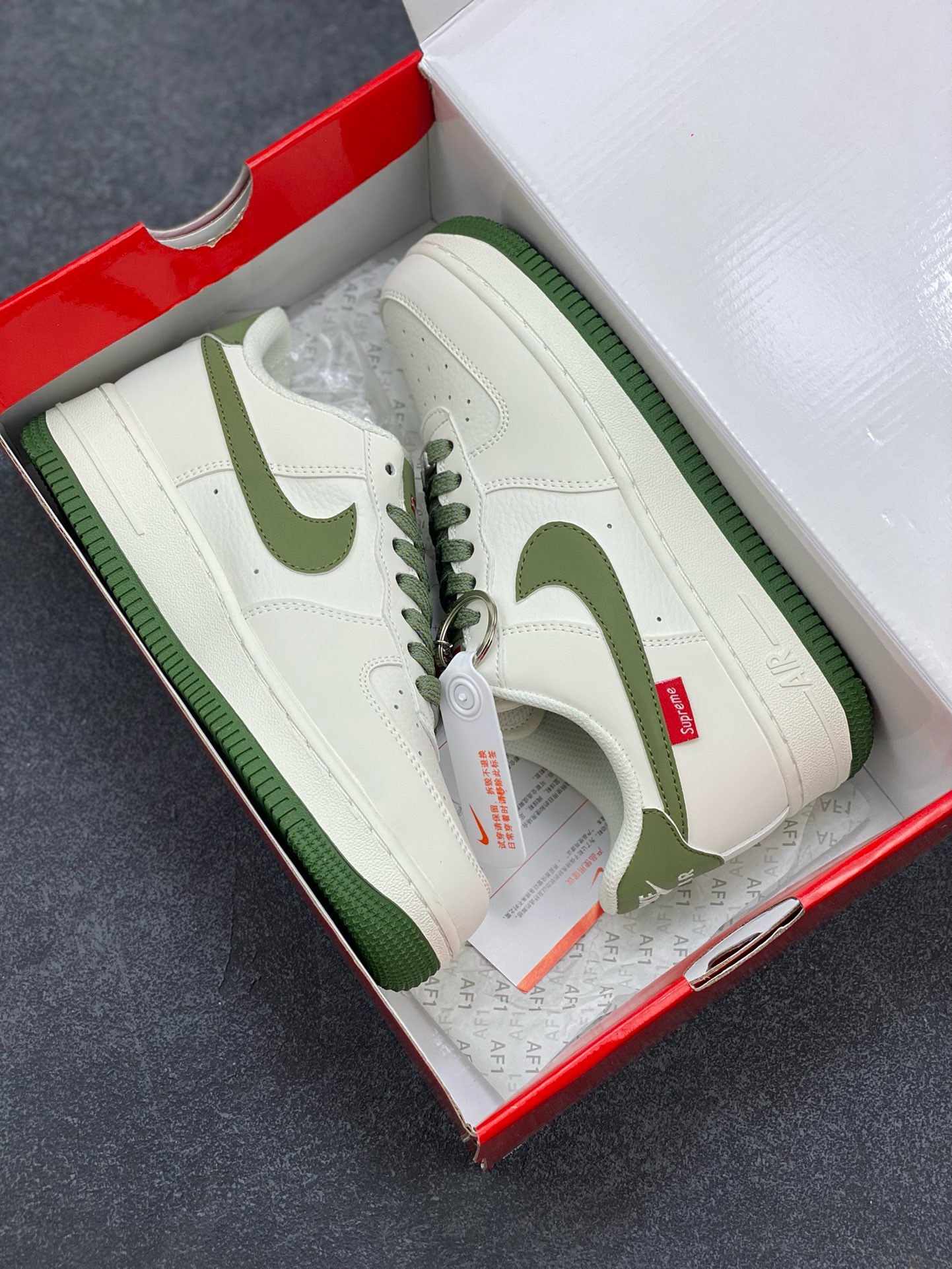 图片[9]-福利特价 NIke Air Force 1 \’07 Low “Supreme滑板系列–米绿” 空军一号 低帮 运动鞋 休闲鞋 折边针车 工艺难度大 原楦头原纸板 原装鞋盒 定制五金配件 内置全掌气垫 原厂鞋底 美国街头滑板鞋潮牌，红底白色的独特LOGO使Supreme引领潮流，鞋底中部加入了脚感柔软舒适ZoomAir气垫(附带Supreme专属定制1：25铝合金红色滑板车一枚) 货号：HD1968-008 尺码：36 36.5 37.5 38 38.5 39 40 40.5 41 42 42.5 43 44 44.5 45-选品中心