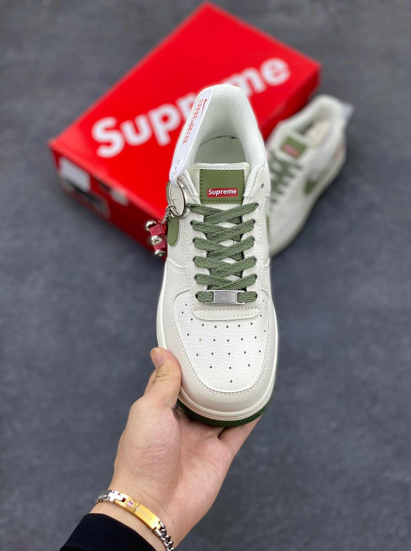 图片[2]-福利特价 NIke Air Force 1 \’07 Low “Supreme滑板系列–米绿” 空军一号 低帮 运动鞋 休闲鞋 折边针车 工艺难度大 原楦头原纸板 原装鞋盒 定制五金配件 内置全掌气垫 原厂鞋底 美国街头滑板鞋潮牌，红底白色的独特LOGO使Supreme引领潮流，鞋底中部加入了脚感柔软舒适ZoomAir气垫(附带Supreme专属定制1：25铝合金红色滑板车一枚) 货号：HD1968-008 尺码：36 36.5 37.5 38 38.5 39 40 40.5 41 42 42.5 43 44 44.5 45-选品中心