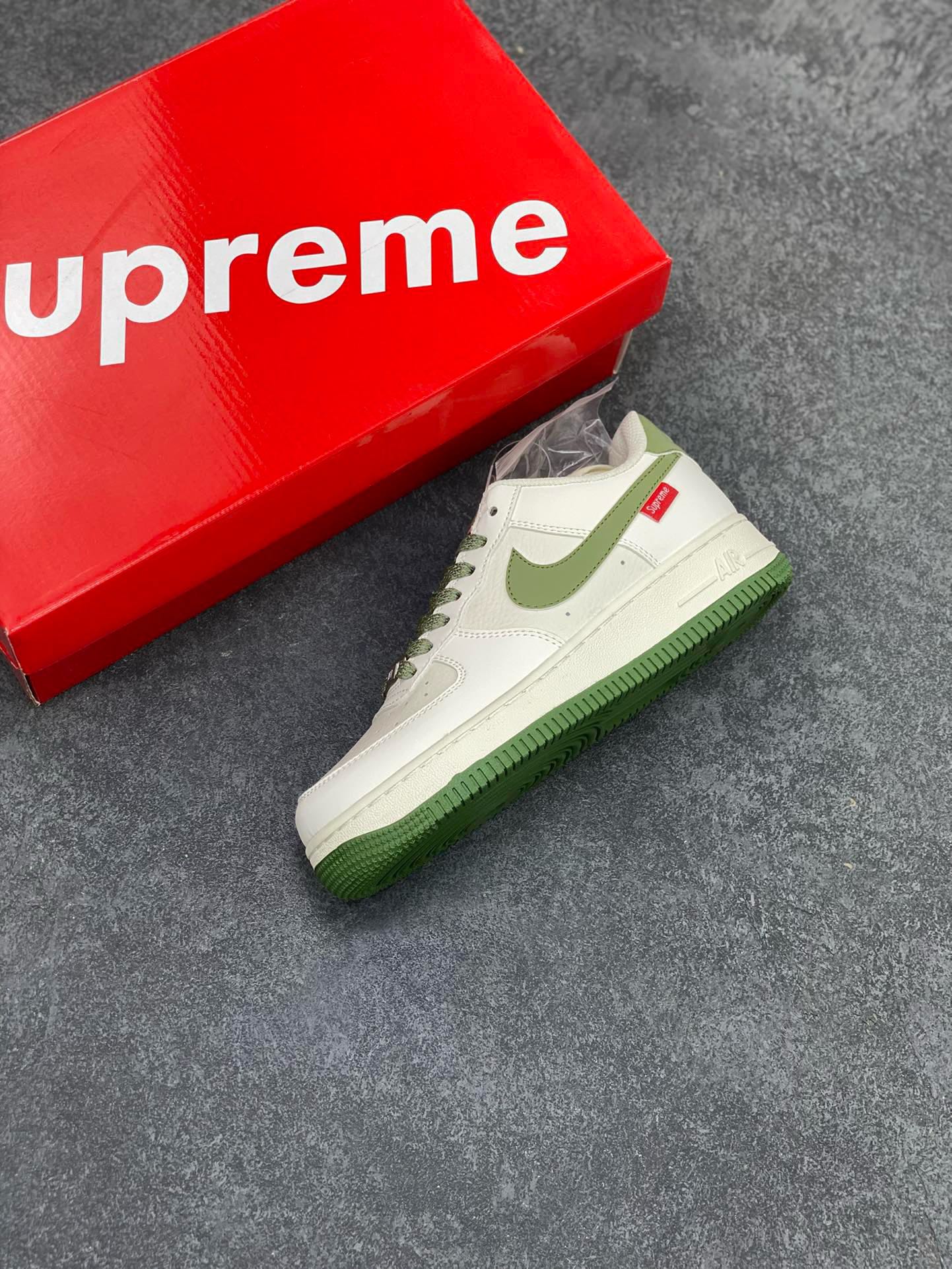 图片[7]-福利特价 NIke Air Force 1 \’07 Low “Supreme滑板系列–米绿” 空军一号 低帮 运动鞋 休闲鞋 折边针车 工艺难度大 原楦头原纸板 原装鞋盒 定制五金配件 内置全掌气垫 原厂鞋底 美国街头滑板鞋潮牌，红底白色的独特LOGO使Supreme引领潮流，鞋底中部加入了脚感柔软舒适ZoomAir气垫(附带Supreme专属定制1：25铝合金红色滑板车一枚) 货号：HD1968-008 尺码：36 36.5 37.5 38 38.5 39 40 40.5 41 42 42.5 43 44 44.5 45-选品中心