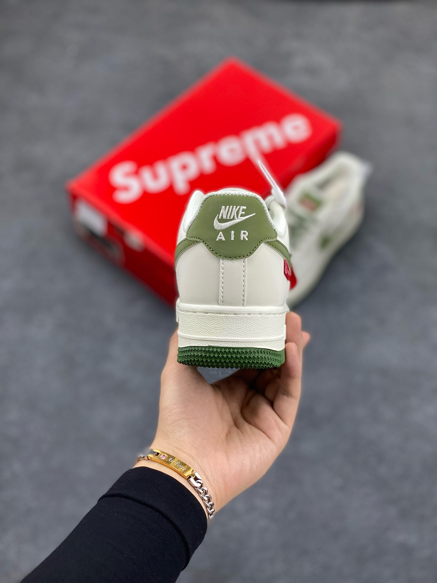 图片[4]-福利特价 NIke Air Force 1 \’07 Low “Supreme滑板系列–米绿” 空军一号 低帮 运动鞋 休闲鞋 折边针车 工艺难度大 原楦头原纸板 原装鞋盒 定制五金配件 内置全掌气垫 原厂鞋底 美国街头滑板鞋潮牌，红底白色的独特LOGO使Supreme引领潮流，鞋底中部加入了脚感柔软舒适ZoomAir气垫(附带Supreme专属定制1：25铝合金红色滑板车一枚) 货号：HD1968-008 尺码：36 36.5 37.5 38 38.5 39 40 40.5 41 42 42.5 43 44 44.5 45-选品中心