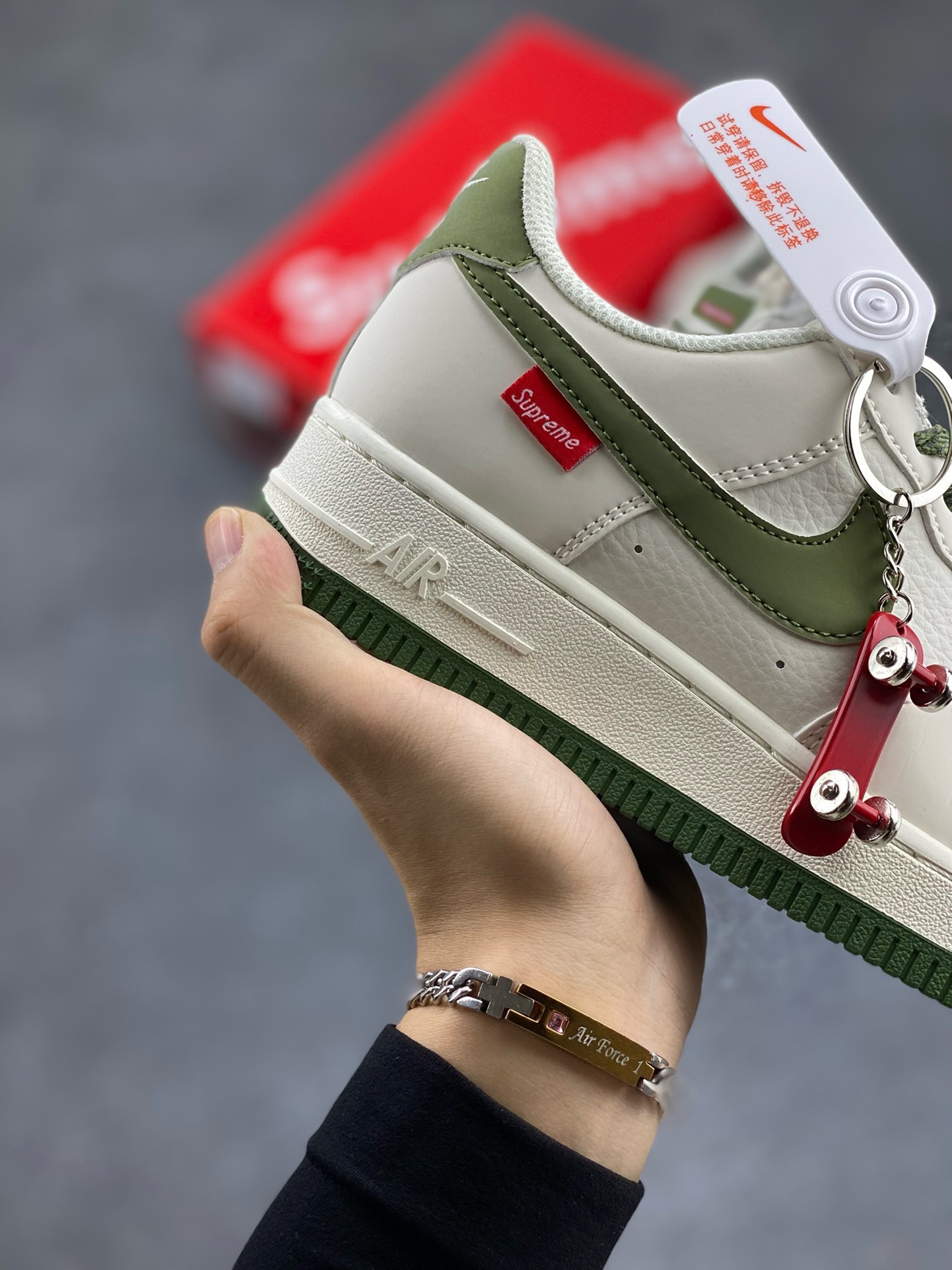 图片[6]-福利特价 NIke Air Force 1 \’07 Low “Supreme滑板系列–米绿” 空军一号 低帮 运动鞋 休闲鞋 折边针车 工艺难度大 原楦头原纸板 原装鞋盒 定制五金配件 内置全掌气垫 原厂鞋底 美国街头滑板鞋潮牌，红底白色的独特LOGO使Supreme引领潮流，鞋底中部加入了脚感柔软舒适ZoomAir气垫(附带Supreme专属定制1：25铝合金红色滑板车一枚) 货号：HD1968-008 尺码：36 36.5 37.5 38 38.5 39 40 40.5 41 42 42.5 43 44 44.5 45-选品中心