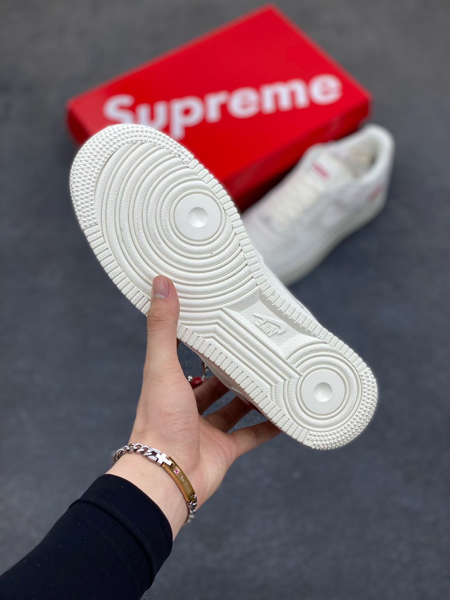 图片[5]-福利特价 NIke Air Force 1 \’07 Low “Supreme滑板系列–米白” 空军一号 低帮 运动鞋 休闲鞋 折边针车 工艺难度大 原楦头原纸板 原装鞋盒 定制五金配件 内置全掌气垫 原厂鞋底 美国街头滑板鞋潮牌，红底白色的独特LOGO使Supreme引领潮流，鞋底中部加入了脚感柔软舒适ZoomAir气垫(附带Supreme专属定制1：25铝合金红色滑板车一枚) 货号：HD1968-007 尺码：36 36.5 37.5 38 38.5 39 40 40.5 41 42 42.5 43 44 44.5 45-选品中心