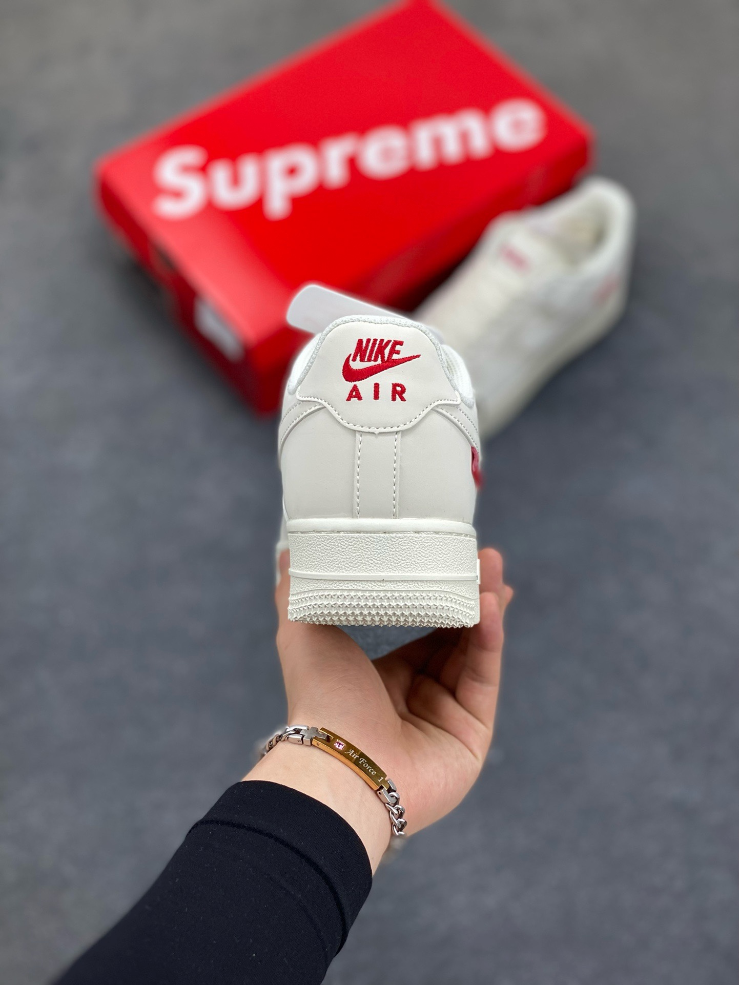 图片[4]-福利特价 NIke Air Force 1 \’07 Low “Supreme滑板系列–米白” 空军一号 低帮 运动鞋 休闲鞋 折边针车 工艺难度大 原楦头原纸板 原装鞋盒 定制五金配件 内置全掌气垫 原厂鞋底 美国街头滑板鞋潮牌，红底白色的独特LOGO使Supreme引领潮流，鞋底中部加入了脚感柔软舒适ZoomAir气垫(附带Supreme专属定制1：25铝合金红色滑板车一枚) 货号：HD1968-007 尺码：36 36.5 37.5 38 38.5 39 40 40.5 41 42 42.5 43 44 44.5 45-选品中心