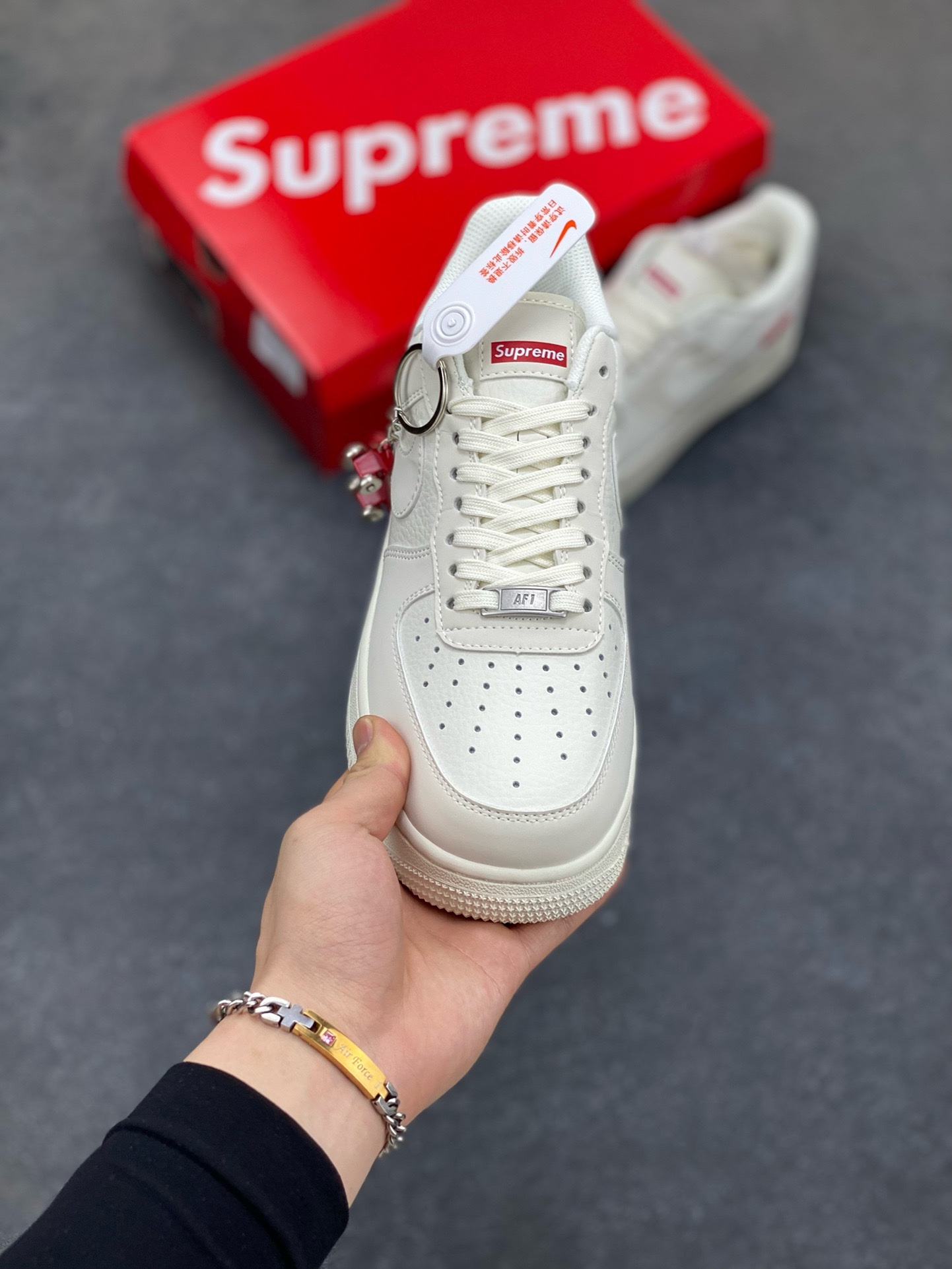 图片[2]-福利特价 NIke Air Force 1 \’07 Low “Supreme滑板系列–米白” 空军一号 低帮 运动鞋 休闲鞋 折边针车 工艺难度大 原楦头原纸板 原装鞋盒 定制五金配件 内置全掌气垫 原厂鞋底 美国街头滑板鞋潮牌，红底白色的独特LOGO使Supreme引领潮流，鞋底中部加入了脚感柔软舒适ZoomAir气垫(附带Supreme专属定制1：25铝合金红色滑板车一枚) 货号：HD1968-007 尺码：36 36.5 37.5 38 38.5 39 40 40.5 41 42 42.5 43 44 44.5 45-选品中心