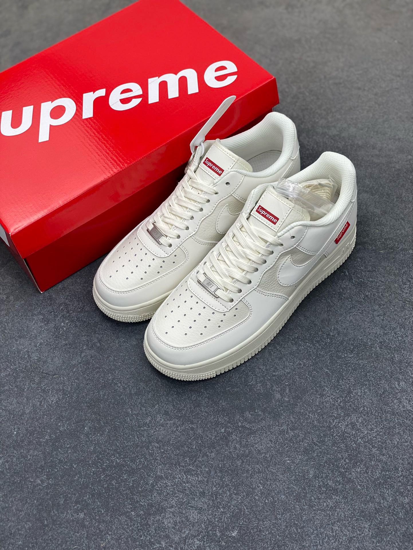 图片[8]-福利特价 NIke Air Force 1 \’07 Low “Supreme滑板系列–米白” 空军一号 低帮 运动鞋 休闲鞋 折边针车 工艺难度大 原楦头原纸板 原装鞋盒 定制五金配件 内置全掌气垫 原厂鞋底 美国街头滑板鞋潮牌，红底白色的独特LOGO使Supreme引领潮流，鞋底中部加入了脚感柔软舒适ZoomAir气垫(附带Supreme专属定制1：25铝合金红色滑板车一枚) 货号：HD1968-007 尺码：36 36.5 37.5 38 38.5 39 40 40.5 41 42 42.5 43 44 44.5 45-选品中心