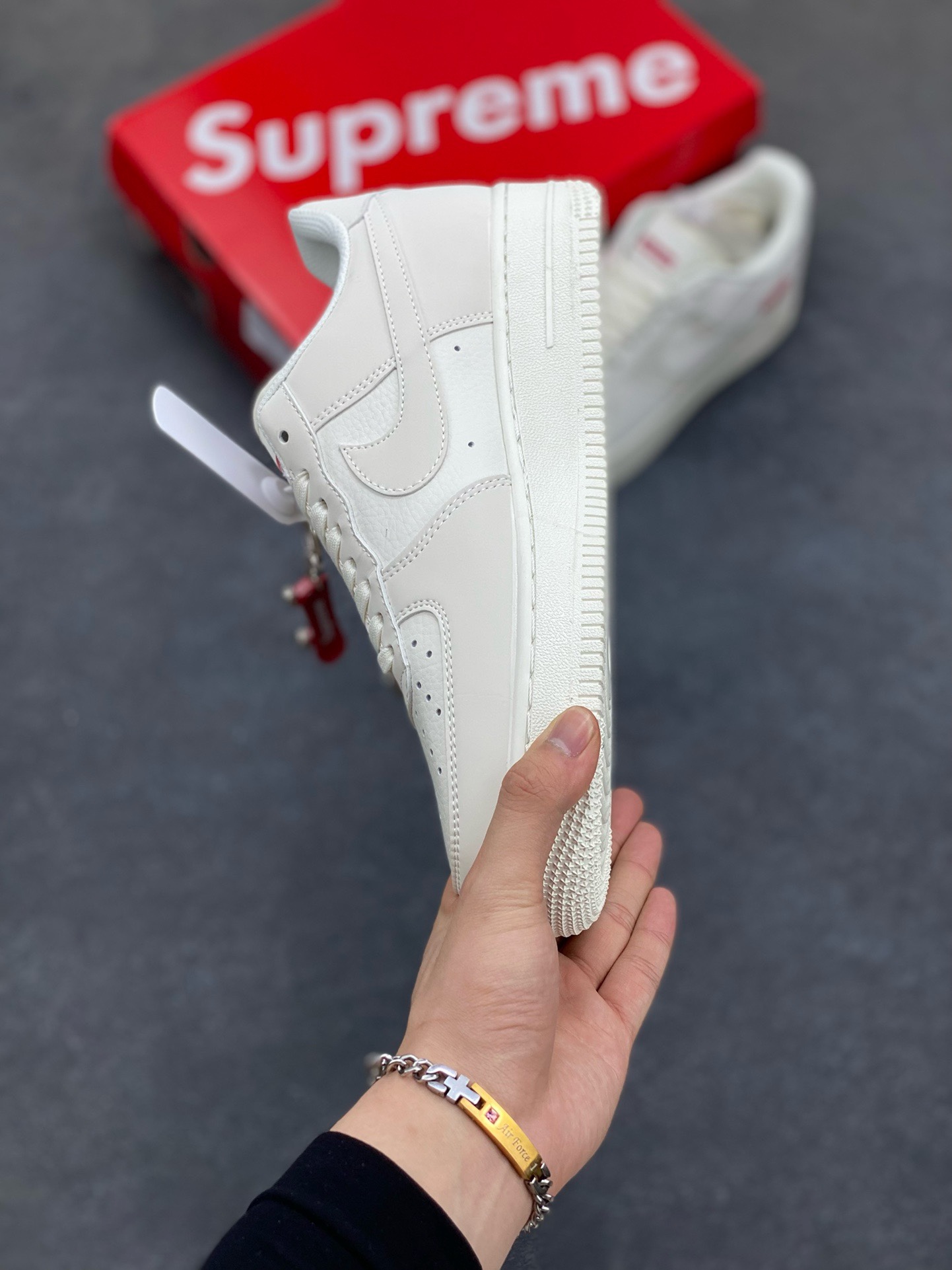 图片[3]-福利特价 NIke Air Force 1 \’07 Low “Supreme滑板系列–米白” 空军一号 低帮 运动鞋 休闲鞋 折边针车 工艺难度大 原楦头原纸板 原装鞋盒 定制五金配件 内置全掌气垫 原厂鞋底 美国街头滑板鞋潮牌，红底白色的独特LOGO使Supreme引领潮流，鞋底中部加入了脚感柔软舒适ZoomAir气垫(附带Supreme专属定制1：25铝合金红色滑板车一枚) 货号：HD1968-007 尺码：36 36.5 37.5 38 38.5 39 40 40.5 41 42 42.5 43 44 44.5 45-选品中心