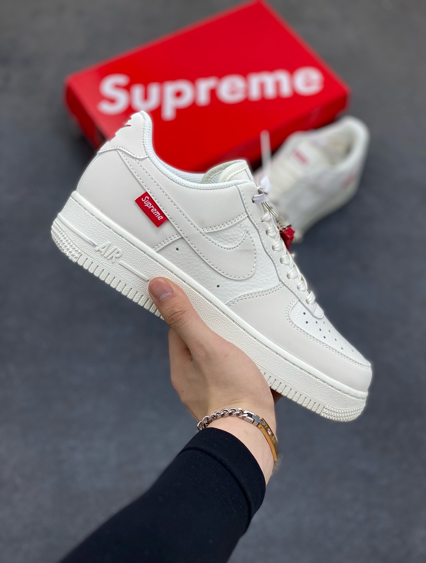 福利特价 NIke Air Force 1 \'07 Low “Supreme滑板系列--米白” 空军一号 低帮 运动鞋 休闲鞋 折边针车 工艺难度大 原楦头原纸板 原装鞋盒 定制五金配件 内置全掌气垫 原厂鞋底 美国街头滑板鞋潮牌，红底白色的独特LOGO使Supreme引领潮流，鞋底中部加入了脚感柔软舒适ZoomAir气垫(附带Supreme专属定制1：25铝合金红色滑板车一枚) 货号：HD1968-007 尺码：36 36.5 37.5 38 38.5 39 40 40.5 41 42 42.5 43 44 44.5 45-选品中心