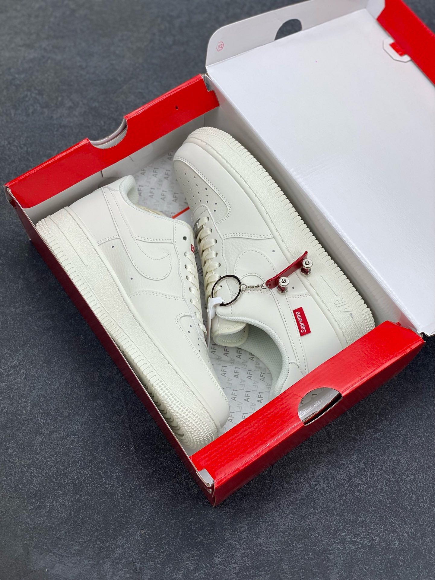 图片[9]-福利特价 NIke Air Force 1 \’07 Low “Supreme滑板系列–米白” 空军一号 低帮 运动鞋 休闲鞋 折边针车 工艺难度大 原楦头原纸板 原装鞋盒 定制五金配件 内置全掌气垫 原厂鞋底 美国街头滑板鞋潮牌，红底白色的独特LOGO使Supreme引领潮流，鞋底中部加入了脚感柔软舒适ZoomAir气垫(附带Supreme专属定制1：25铝合金红色滑板车一枚) 货号：HD1968-007 尺码：36 36.5 37.5 38 38.5 39 40 40.5 41 42 42.5 43 44 44.5 45-选品中心