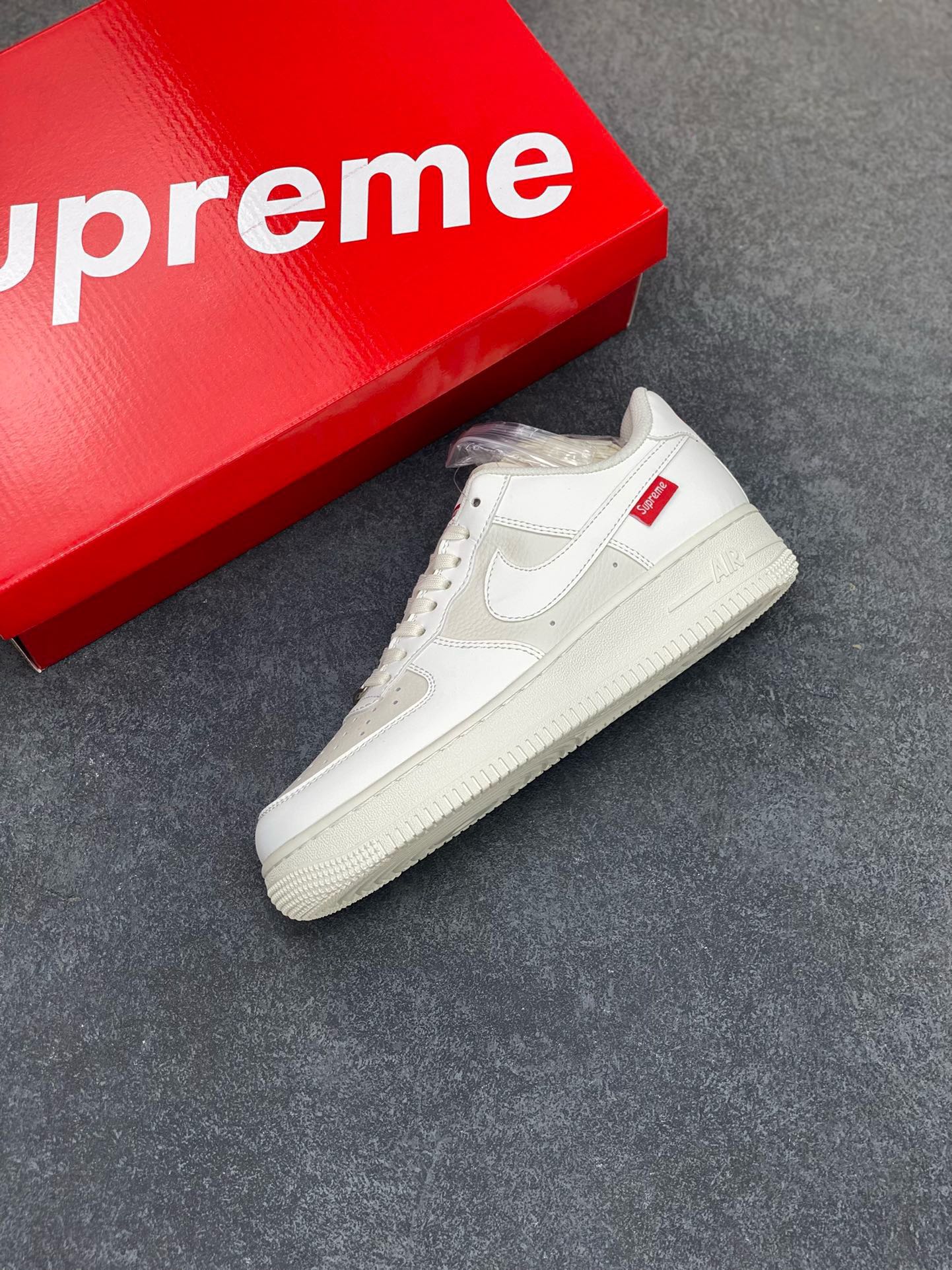 图片[7]-福利特价 NIke Air Force 1 \’07 Low “Supreme滑板系列–米白” 空军一号 低帮 运动鞋 休闲鞋 折边针车 工艺难度大 原楦头原纸板 原装鞋盒 定制五金配件 内置全掌气垫 原厂鞋底 美国街头滑板鞋潮牌，红底白色的独特LOGO使Supreme引领潮流，鞋底中部加入了脚感柔软舒适ZoomAir气垫(附带Supreme专属定制1：25铝合金红色滑板车一枚) 货号：HD1968-007 尺码：36 36.5 37.5 38 38.5 39 40 40.5 41 42 42.5 43 44 44.5 45-选品中心
